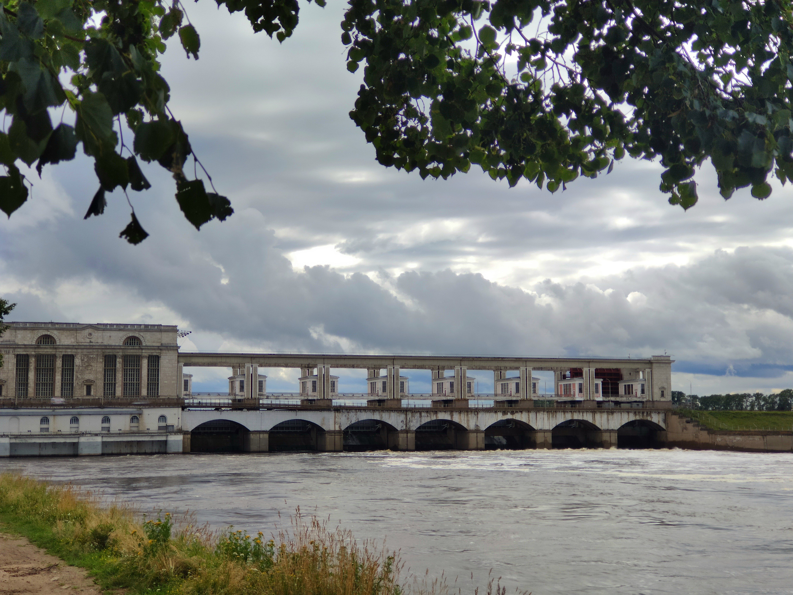В музей гидроэнергетики не успели. Прогулялись по набережной, посмотрели на Угличскую ГЭС.