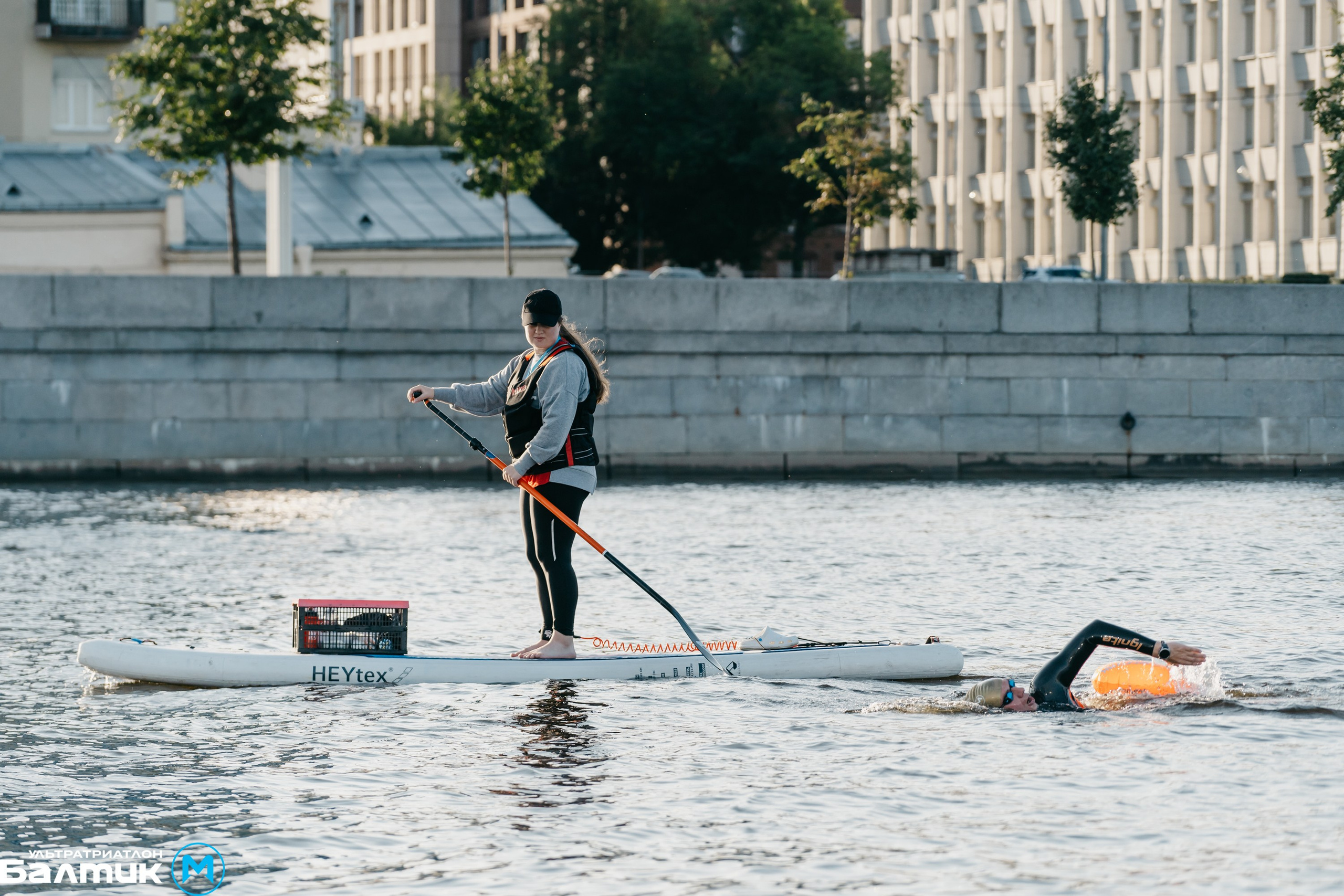 Все 18 км я шел под присмотром саппорта на сапе - Елизаветы, которая заботливо следила, не пора ли меня спасать, не пора ли меня покормить, попоить. Которая 18 км всегда была рядом, направляя мимо водорослей и подсказывая время, место.