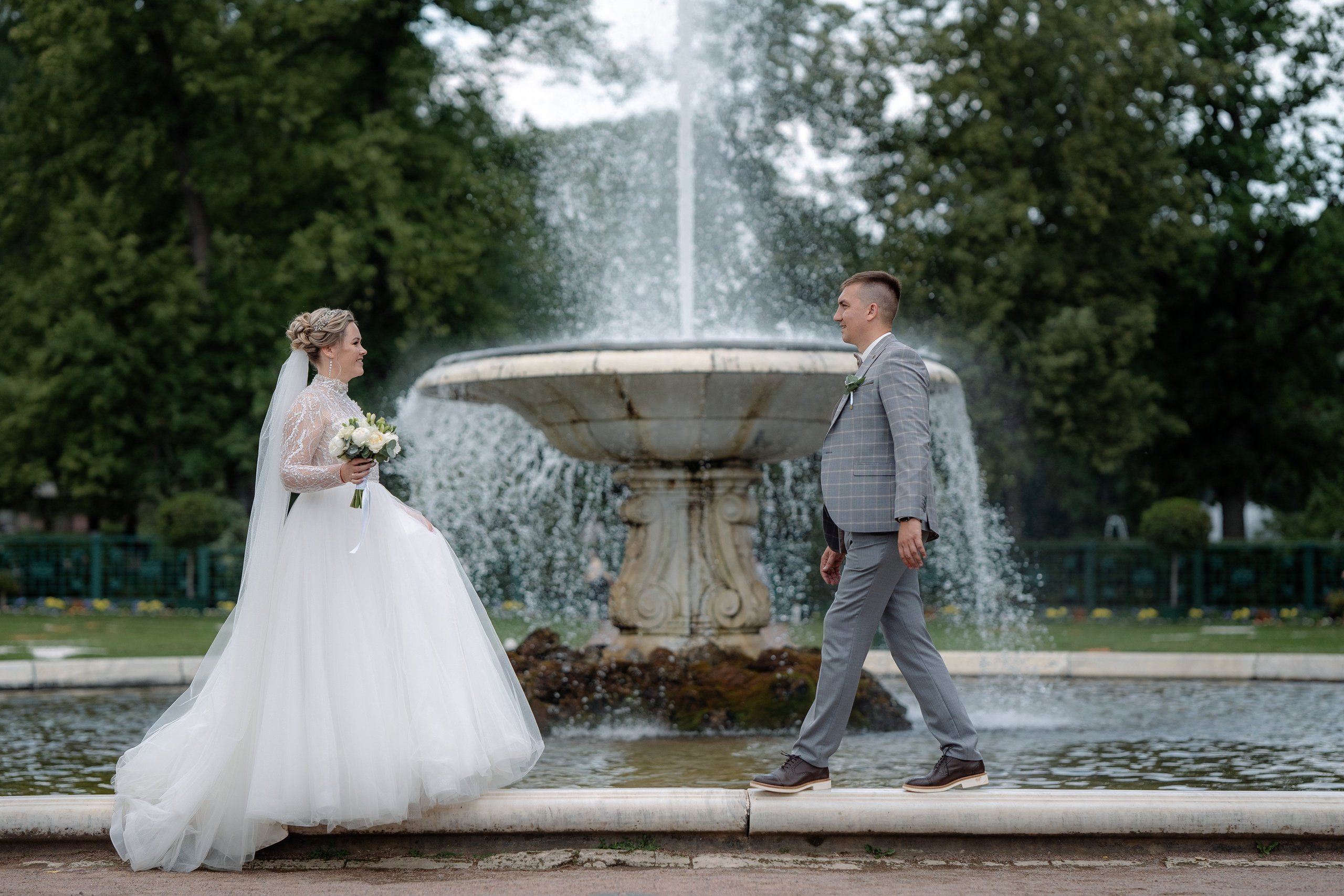 Красивые места для свадебной фотосессии летом в Санкт-Петербурге. Свадебный фотограф Александр Невский в Санкт-Петербурге