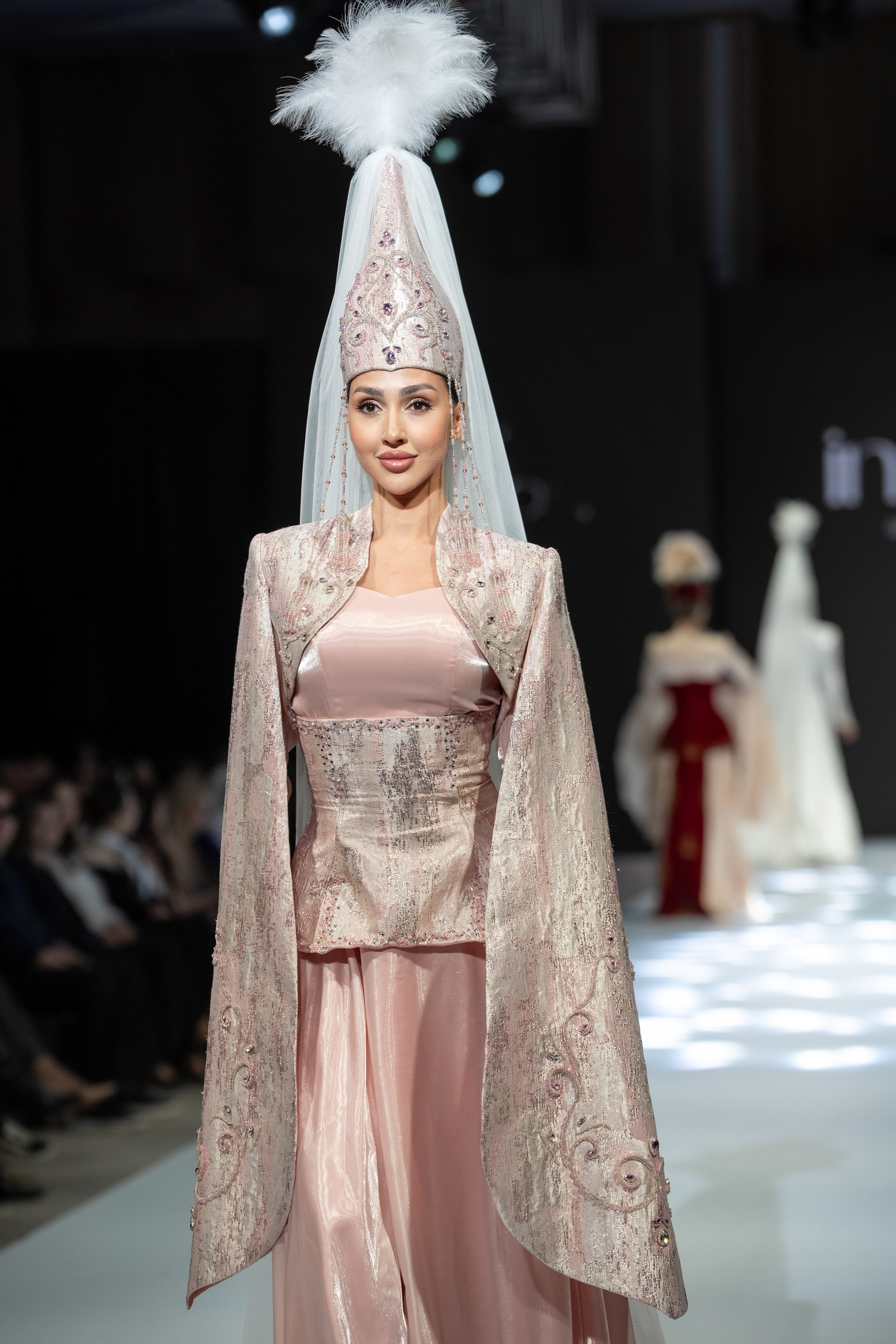 EURASIAN FASHION WEEK Innes. Сайт Алматинского НЮ АРТ, будуар и фэшн фотографа Дениса Карпенко