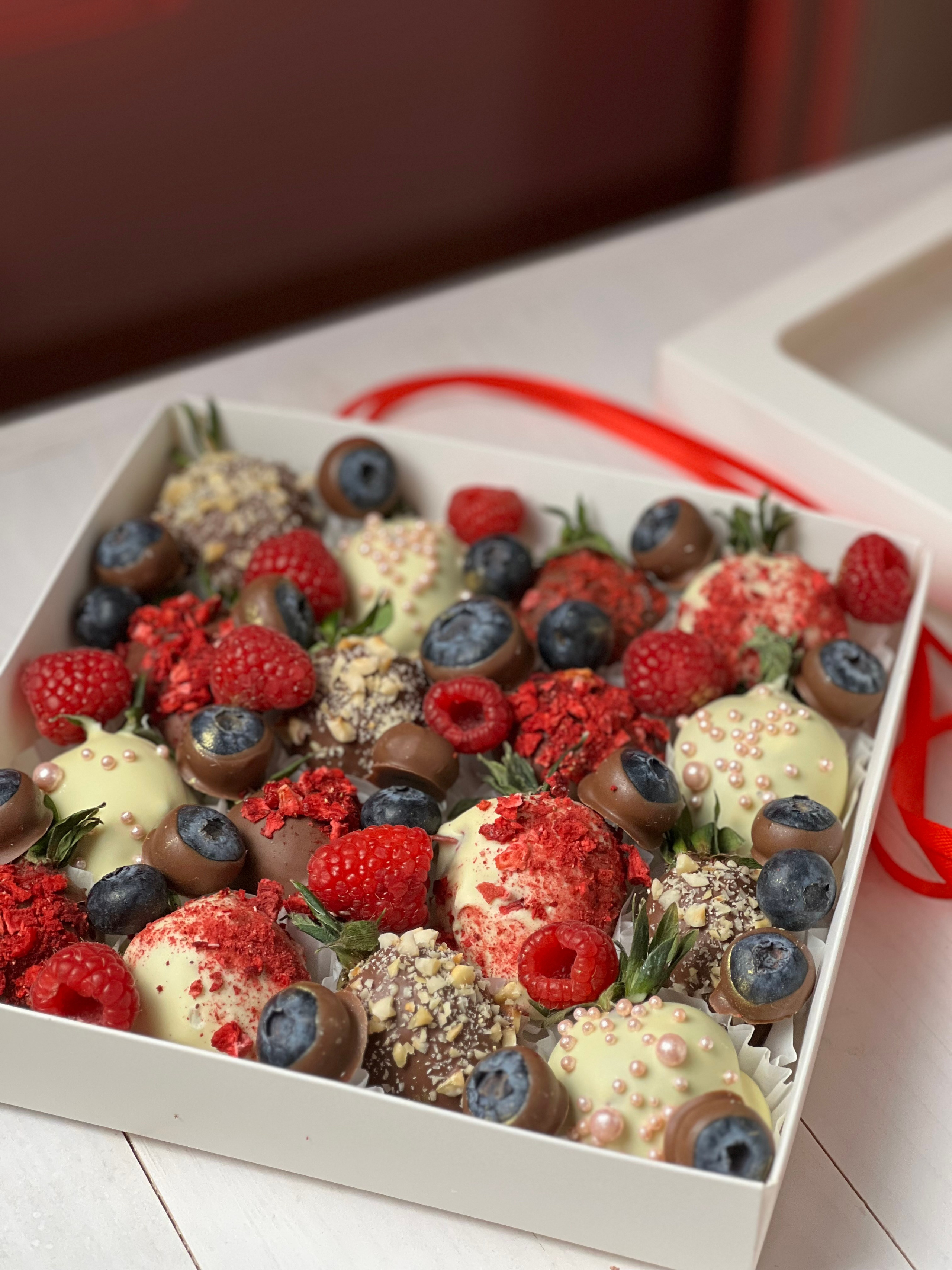 Ягоды в шоколаде. Выездной кейтеринг, съедобные букеты, торты и сладости на заказ