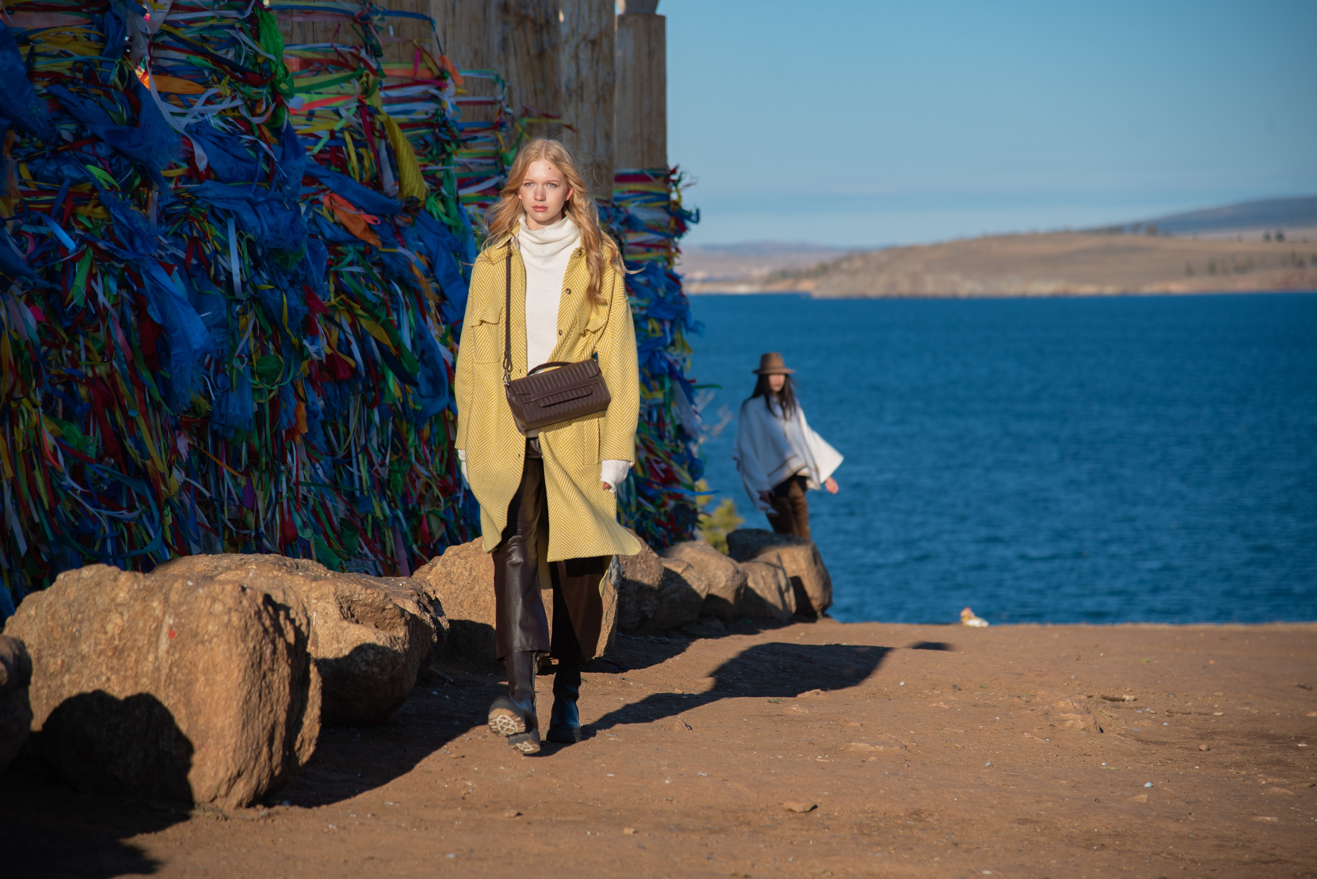 Съёмка одежды на Ольхоне. Занимаюсь профессиональной фотографией и живу рядом с Байкалом. Работаю в разных жанрах