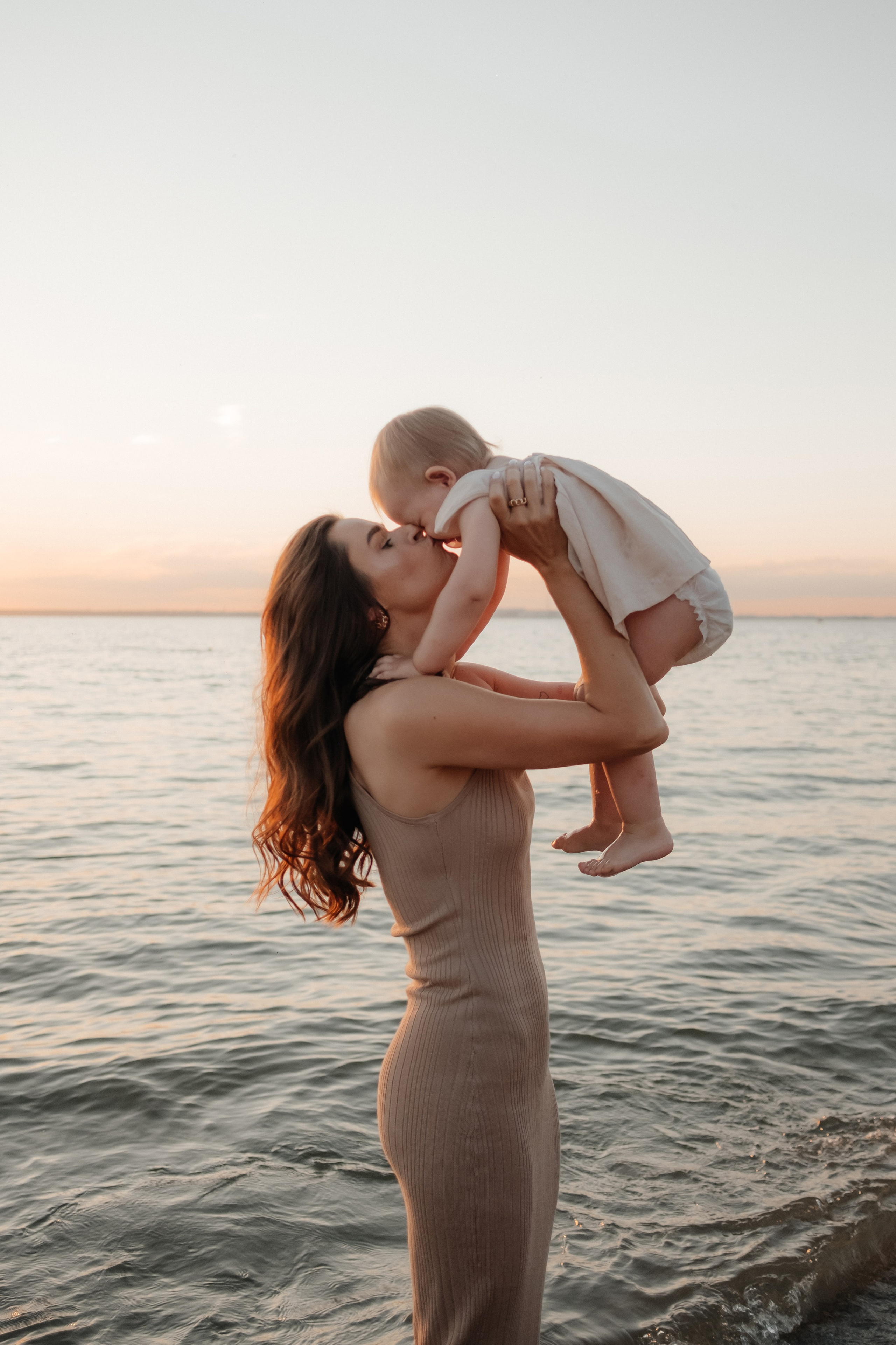 Катя с дочками на берегу. Фотограф в Новосибирске Диана Ильиных