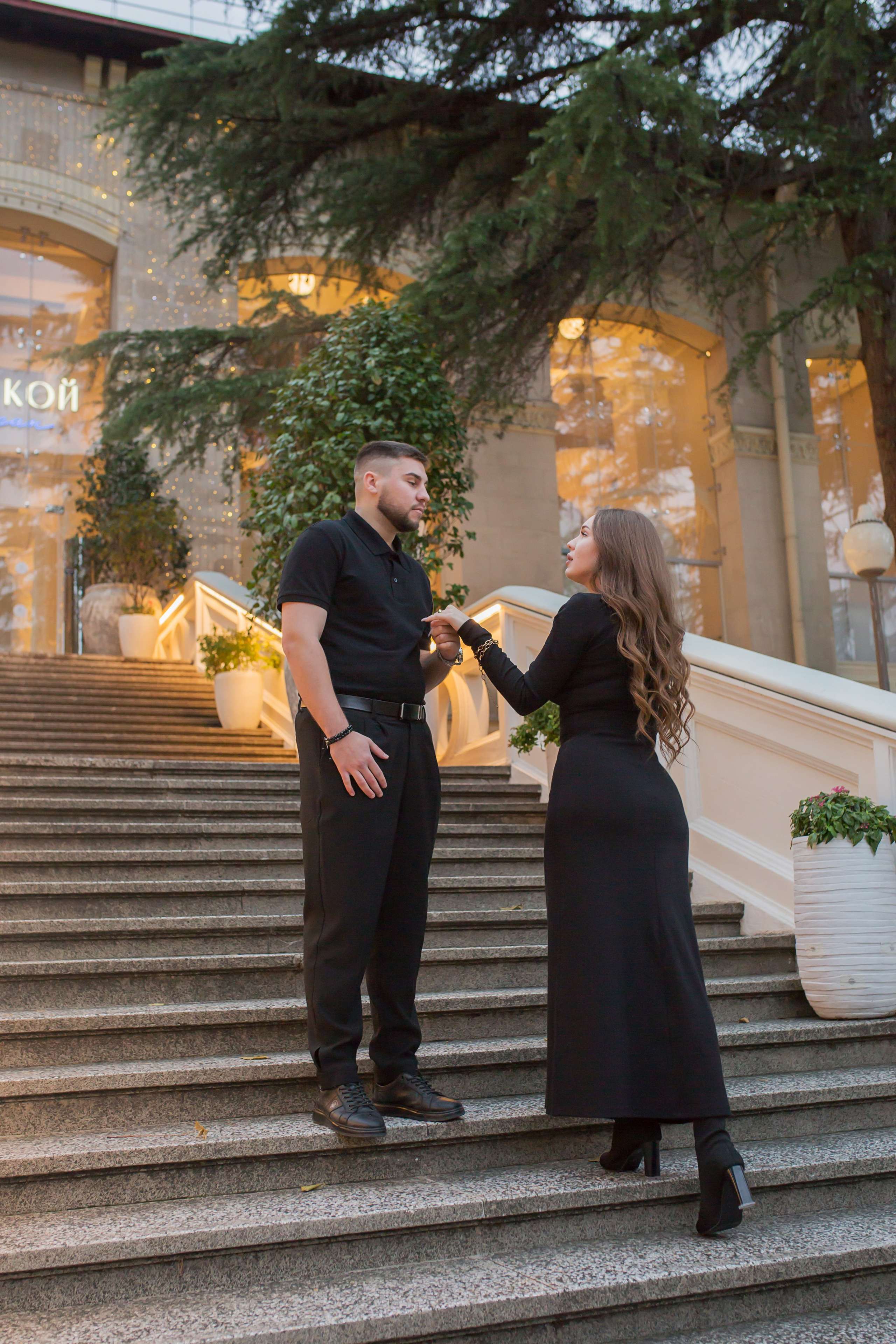 парень и девушка стоят на ступенях