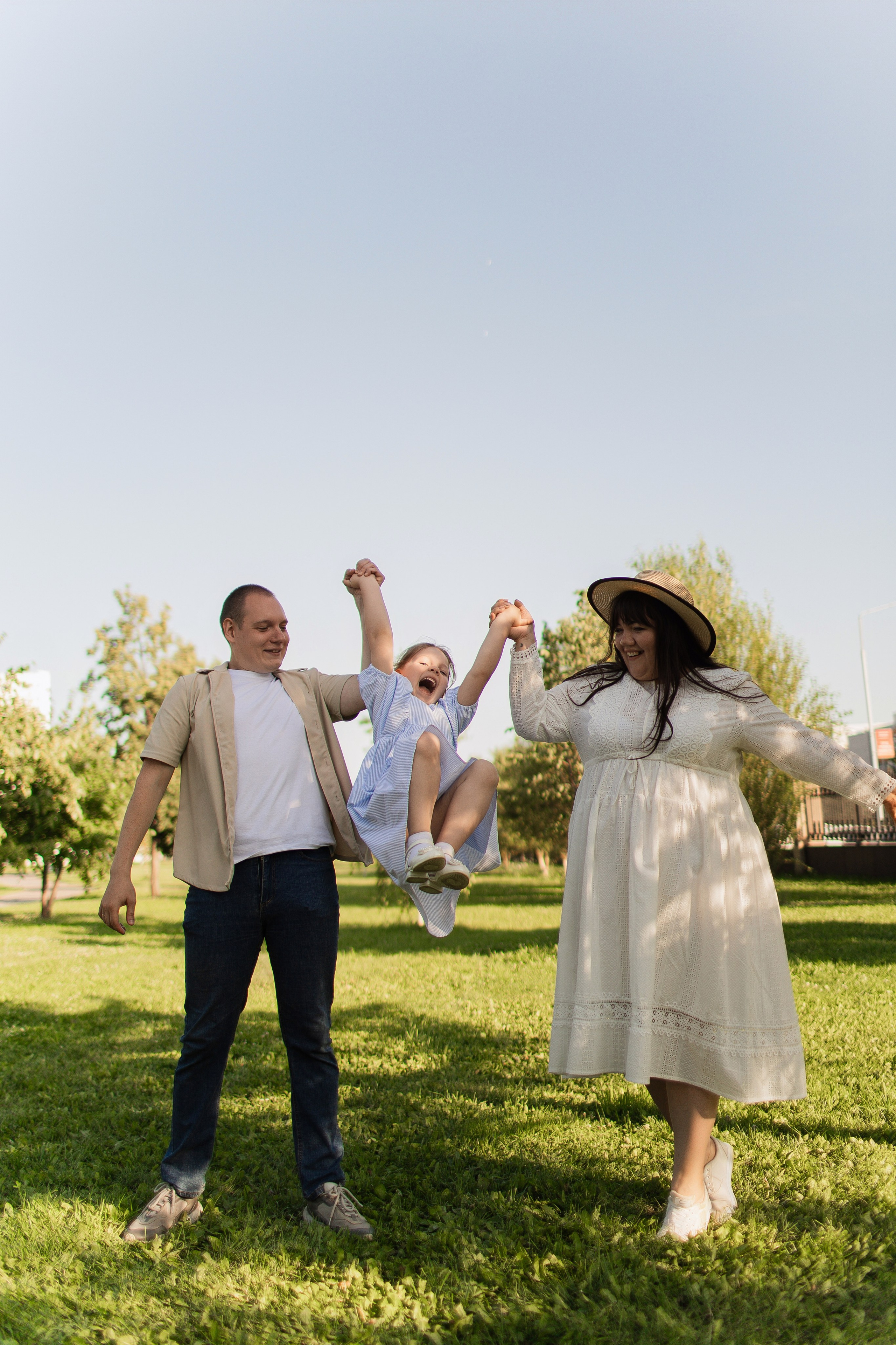 Летний день в парке. Семейная съемка — это красивый способ признаться своей семье в любви