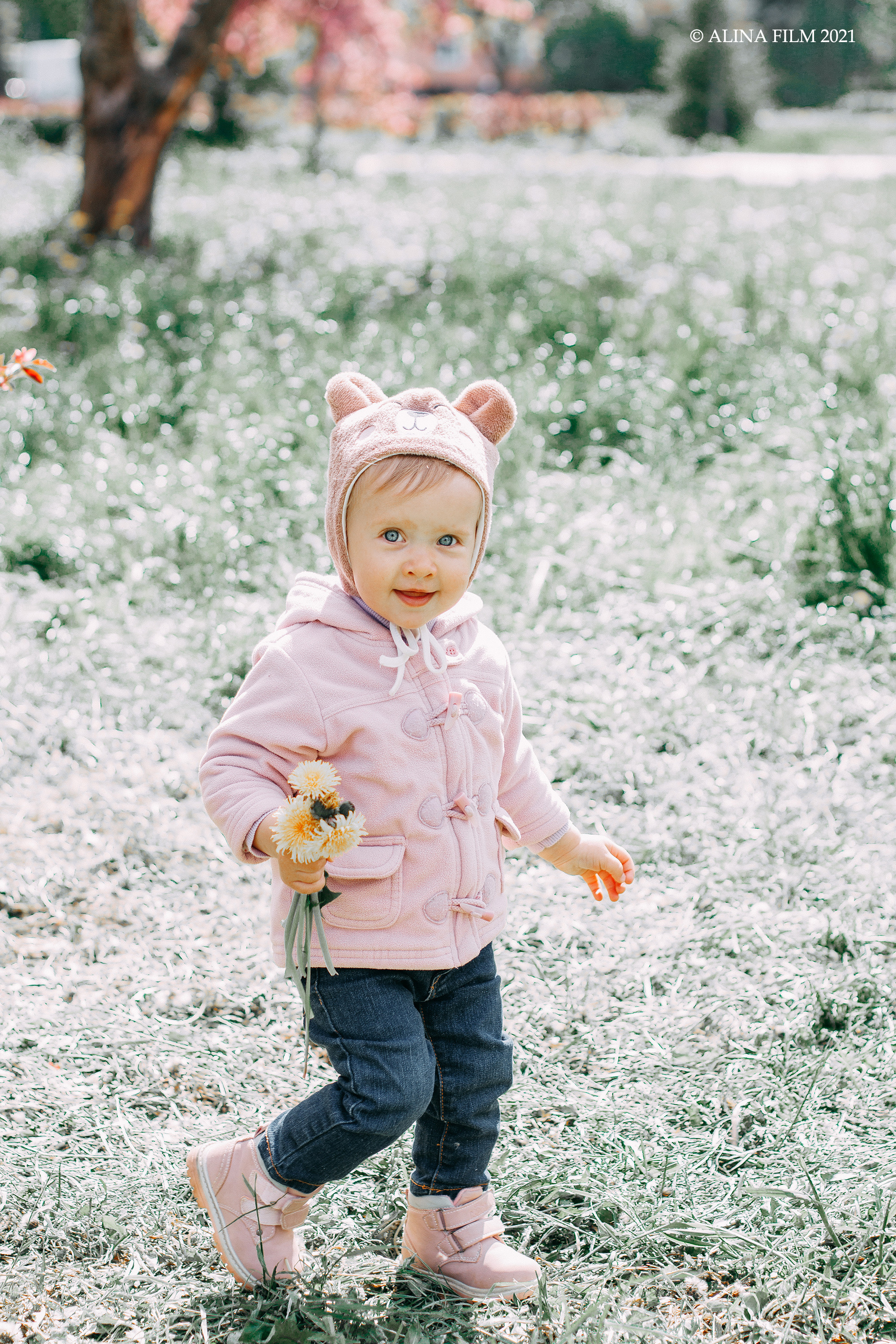 Фотосессия в розовых яблонях мамы и дочки. Фотограф в Санкт-Петербурге Alina Film