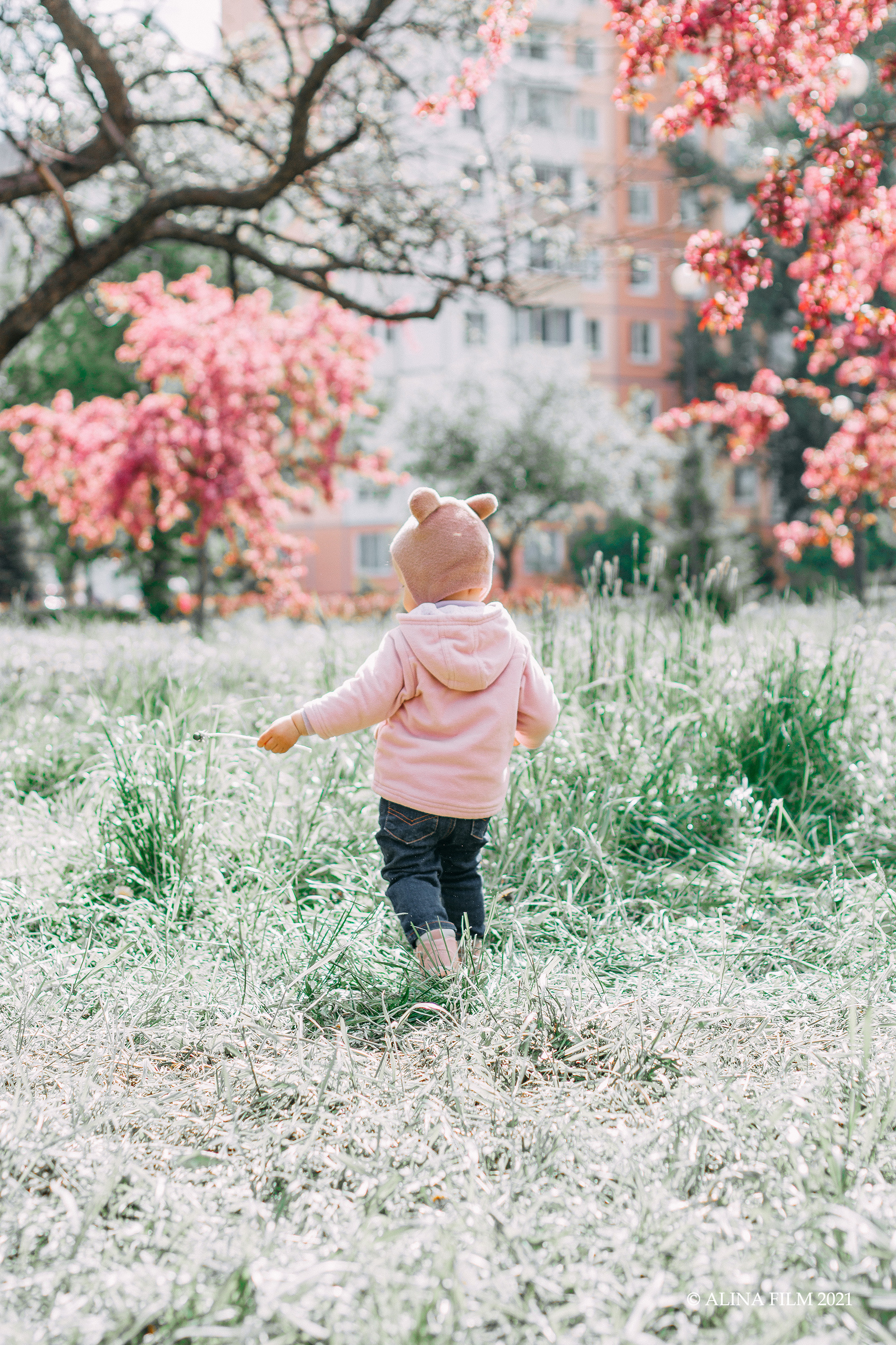 Фотосессия в розовых яблонях мамы и дочки. Фотограф в Санкт-Петербурге Alina Film