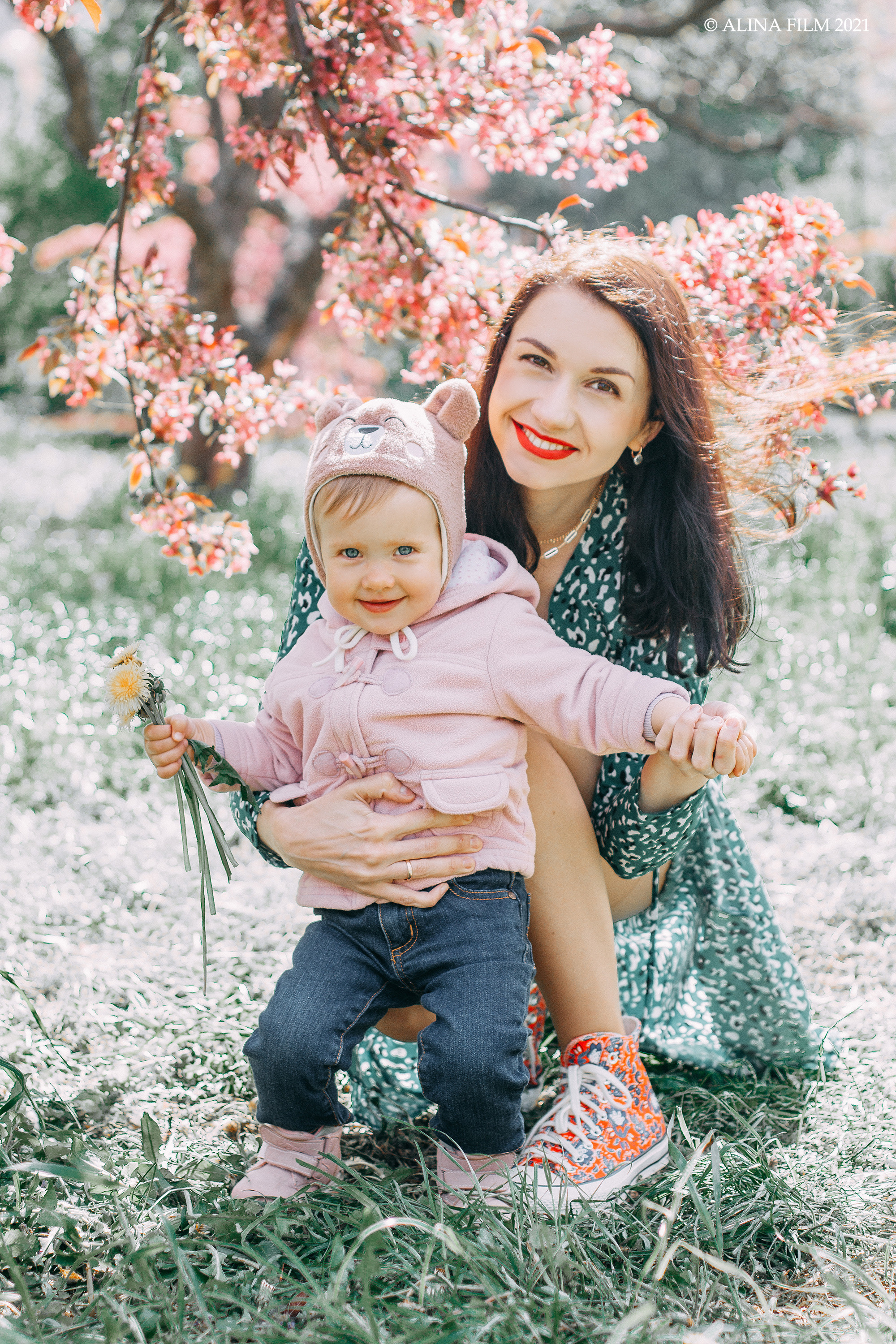 Фотосессия в розовых яблонях мамы и дочки. Фотограф в Санкт-Петербурге Alina Film