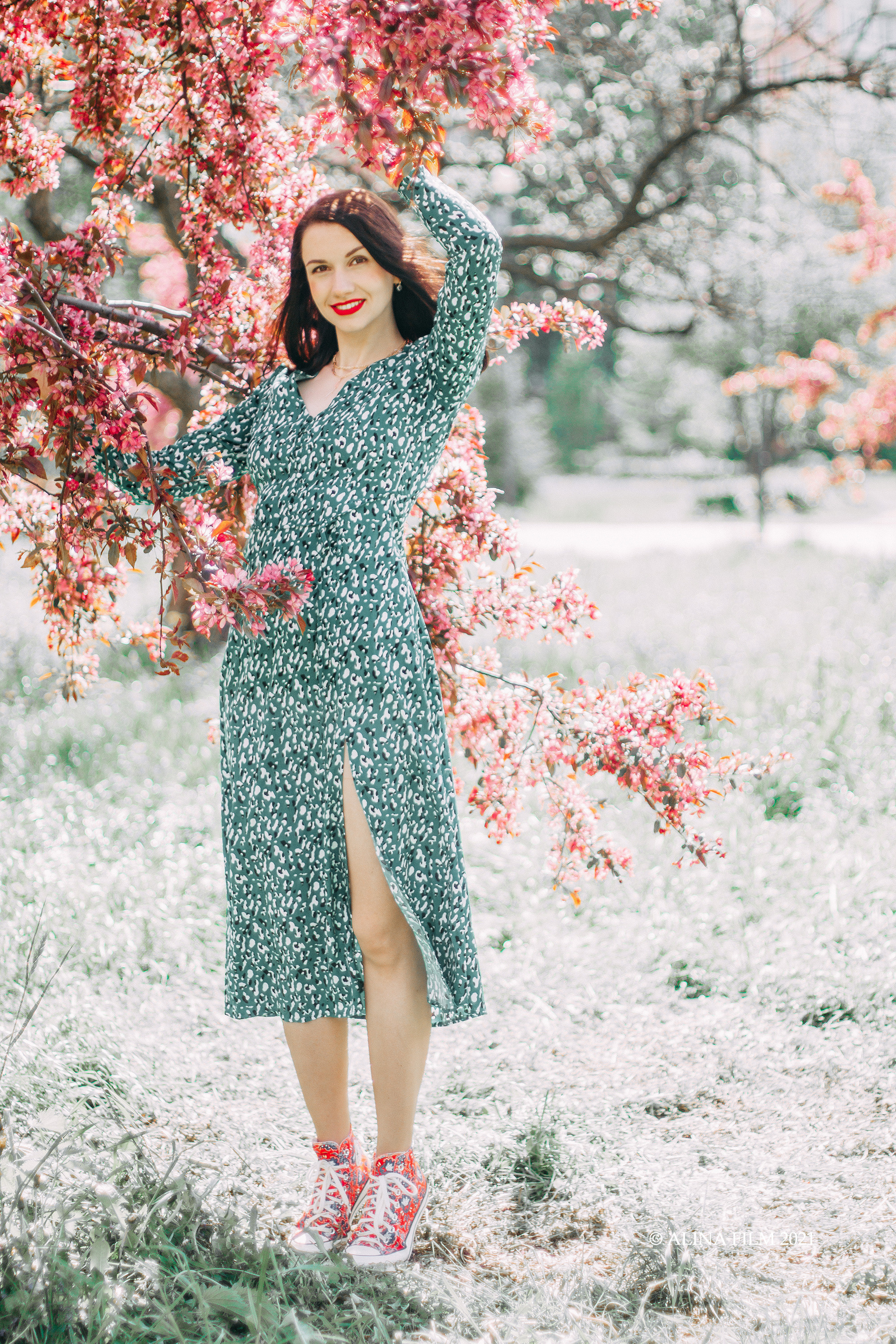 Фотосессия в розовых яблонях мамы и дочки. Фотограф в Санкт-Петербурге Alina Film