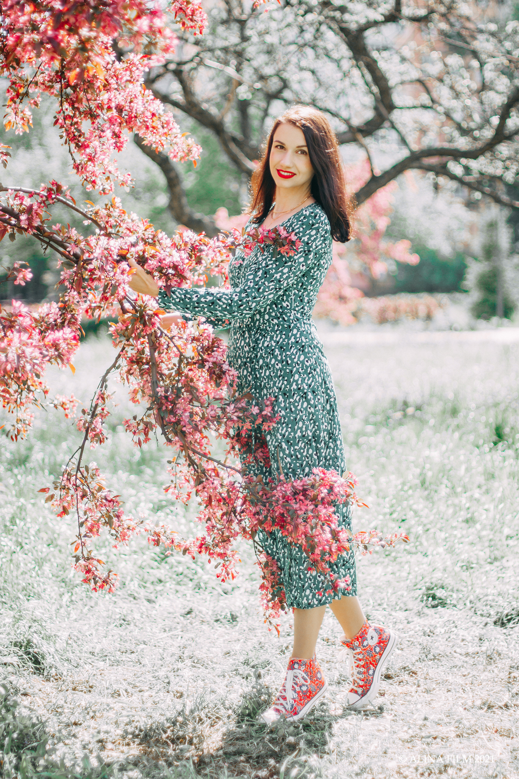 Фотосессия в розовых яблонях мамы и дочки. Фотограф в Санкт-Петербурге Alina Film