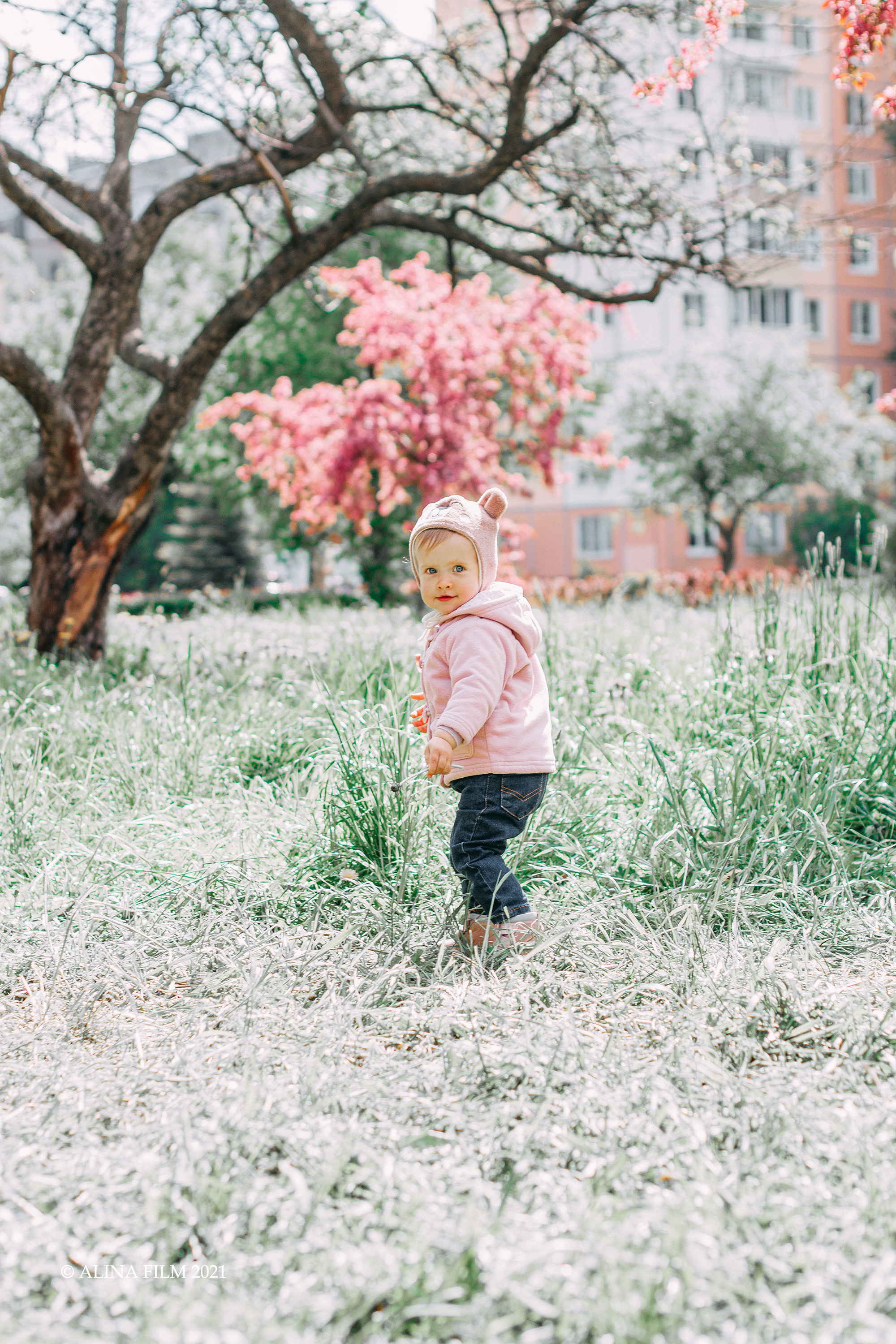 Фотосессия в розовых яблонях мамы и дочки. Фотограф в Санкт-Петербурге Alina Film