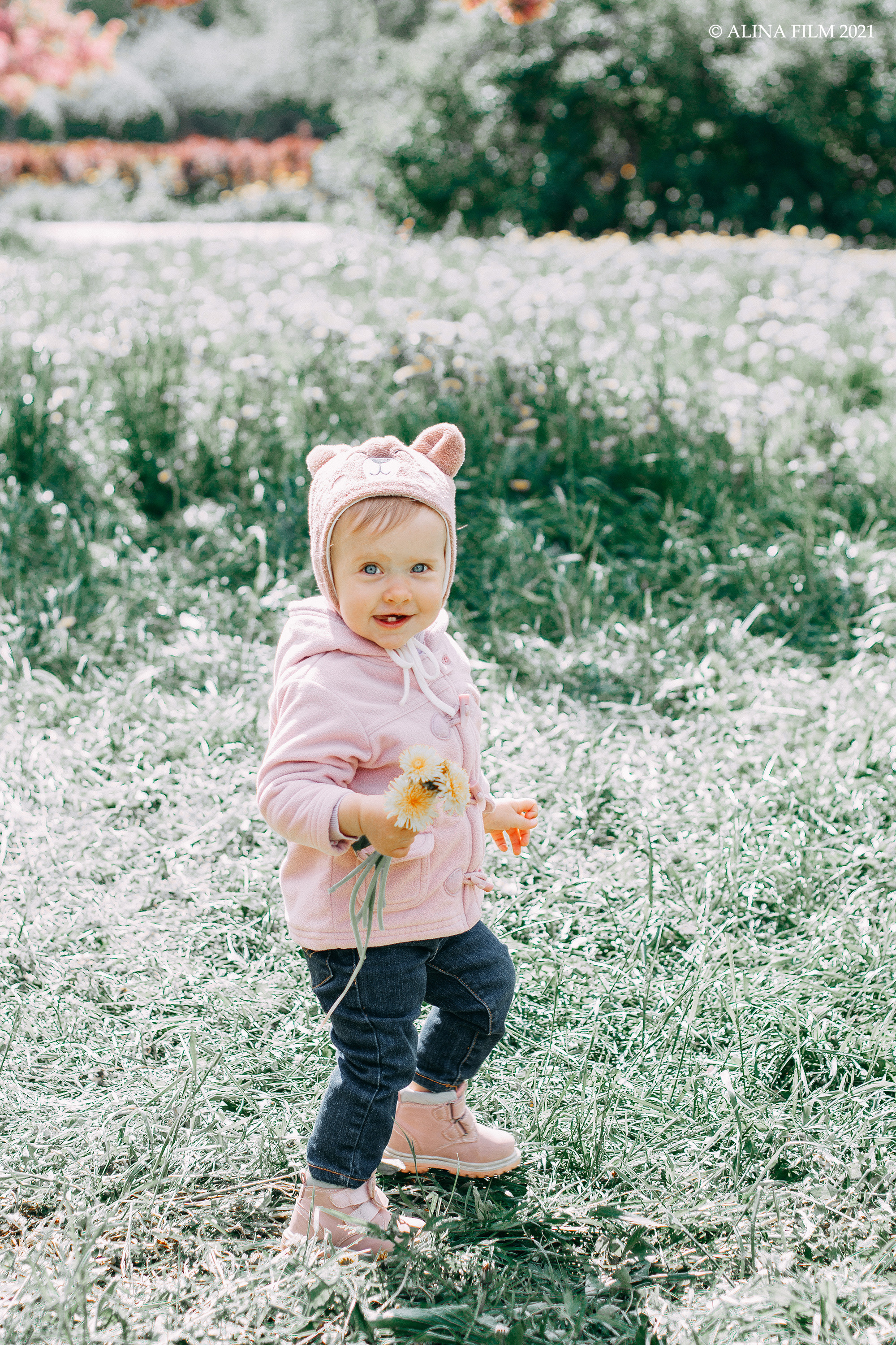 Фотосессия в розовых яблонях мамы и дочки. Фотограф в Санкт-Петербурге Alina Film