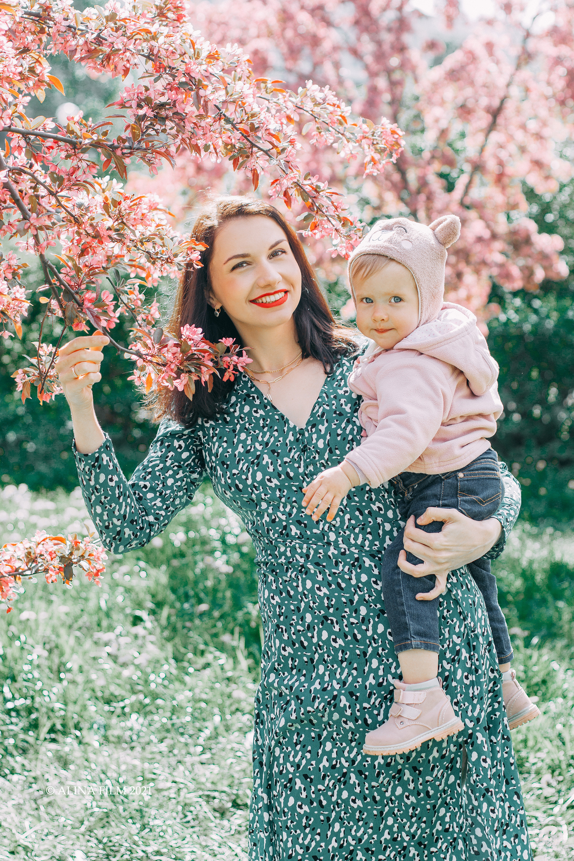 Фотосессия в розовых яблонях мамы и дочки. Фотограф в Санкт-Петербурге Alina Film