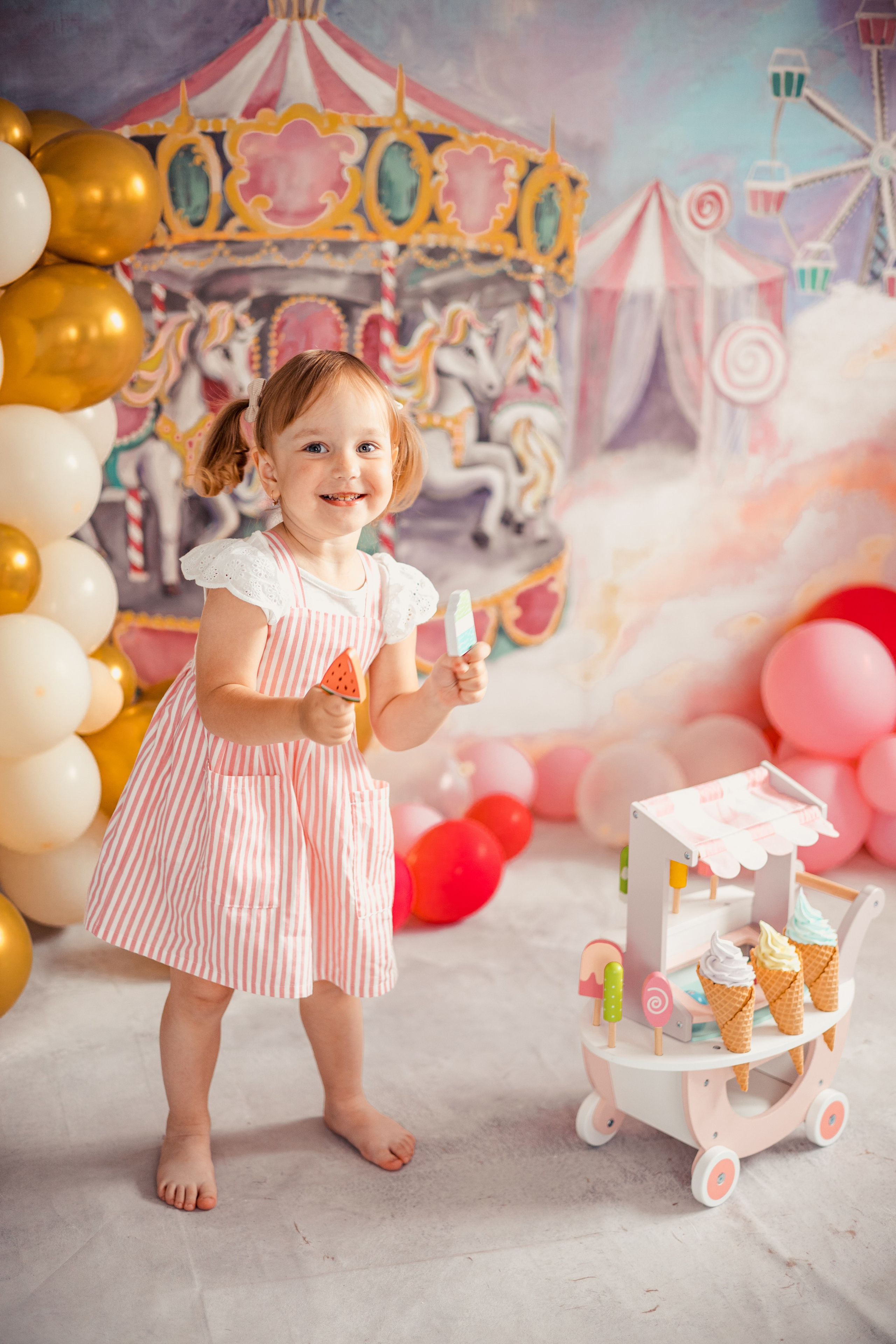 <img src="ml.jpg" alt="Детская фотозона в студии. Реквизит в виде мороженного. Яркий фон.">