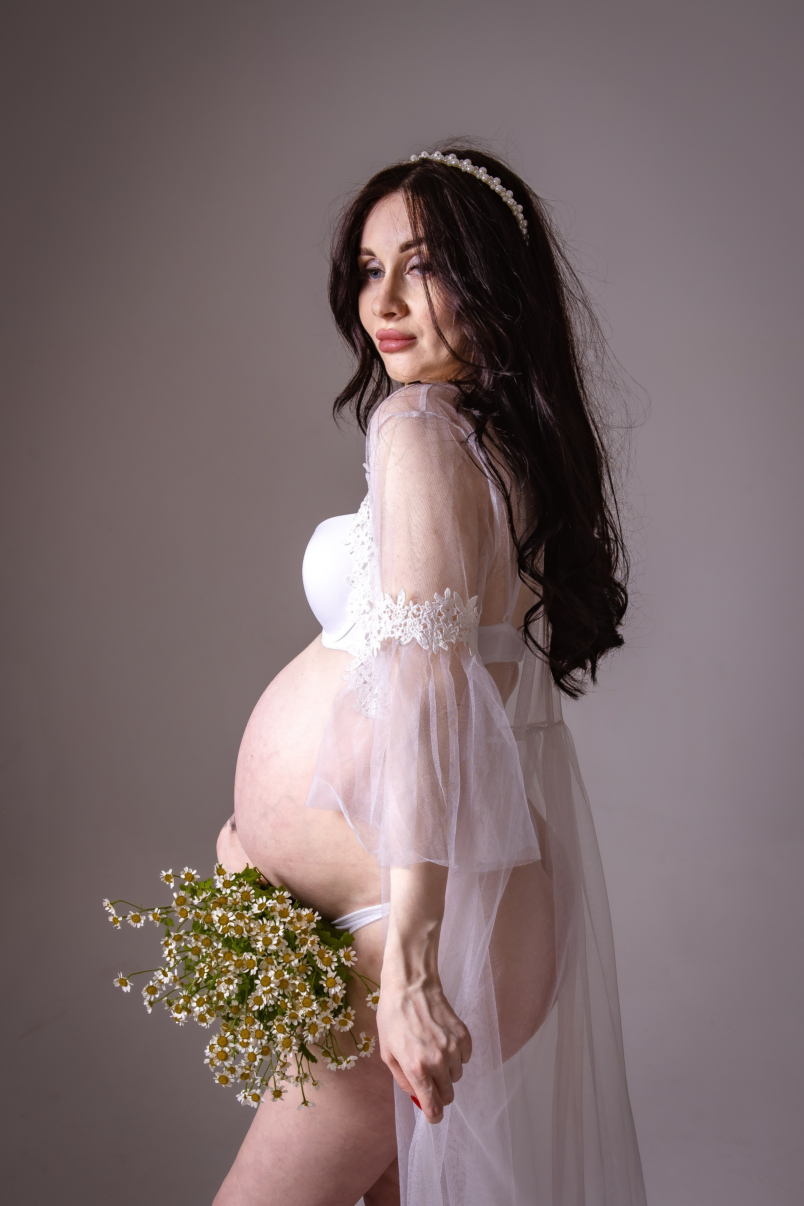 Красивая студия беременности, романтический фон, стильная одежда