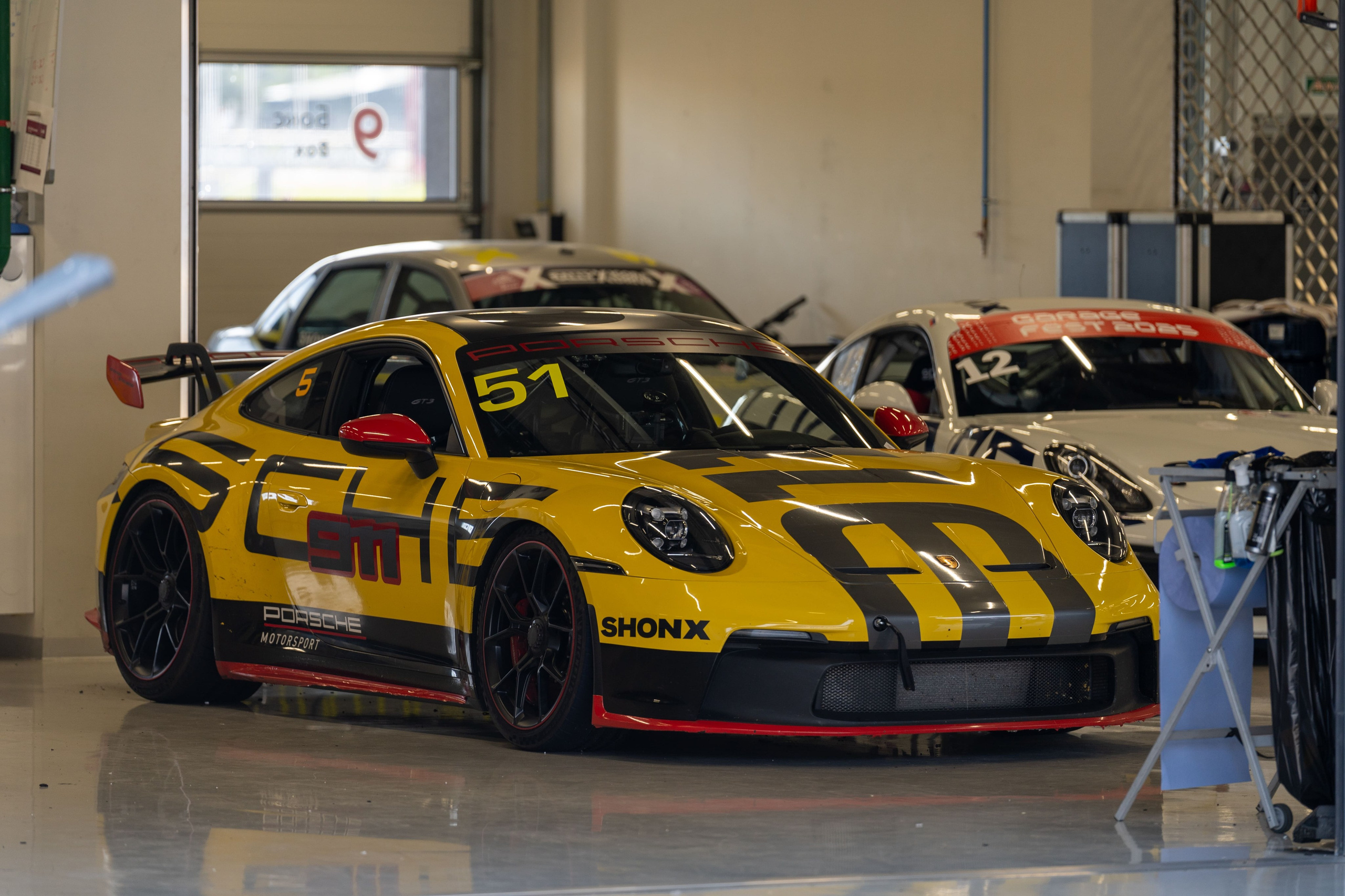 Гоночный Porsche 911 GT3 в боксе автодрома Игора Драйв, спортивный фотограф Санкт-Петербург.