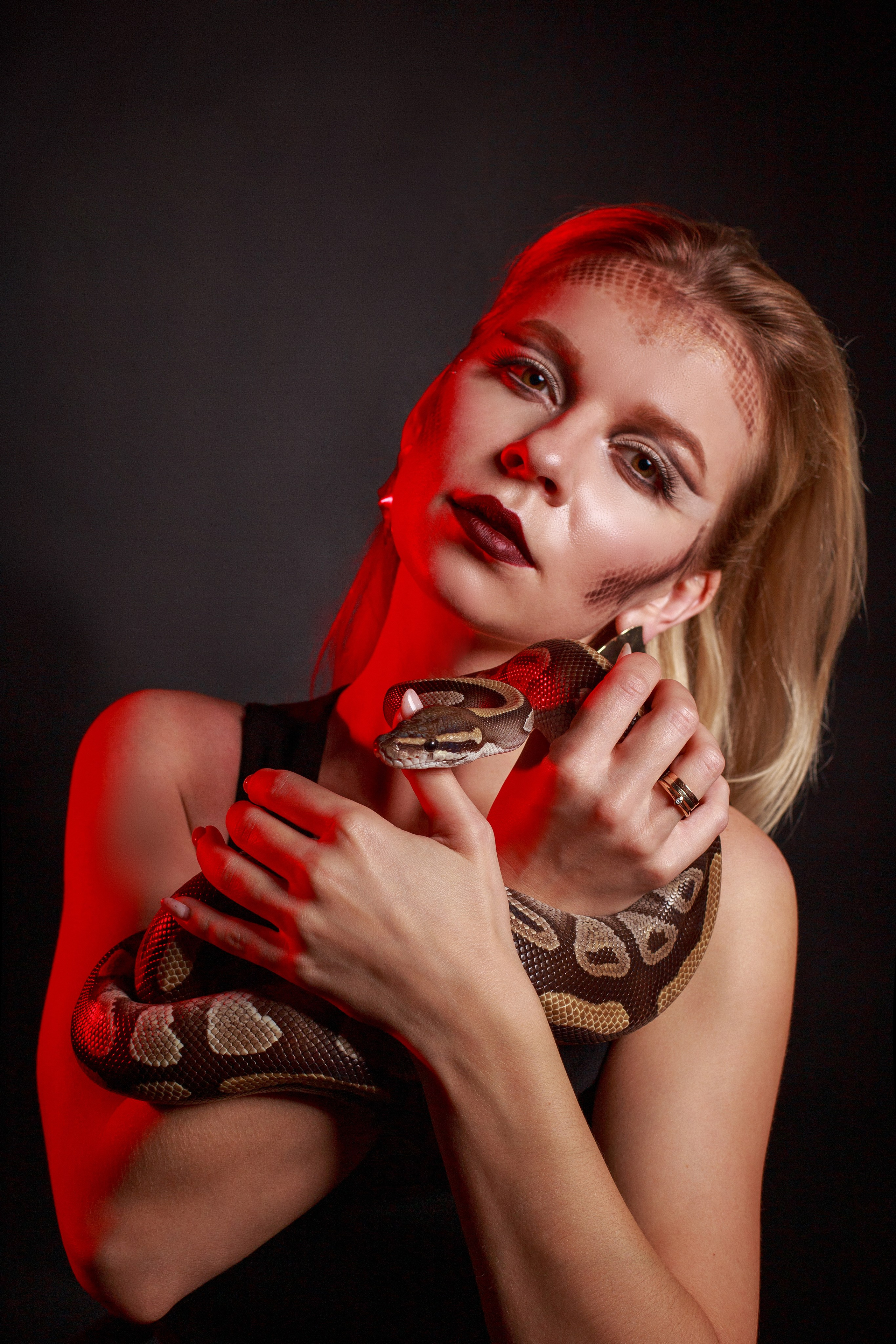 Фотосессия девушки со змеей. Фотограф Ставрополь Пятигорск Елизавета Дарина