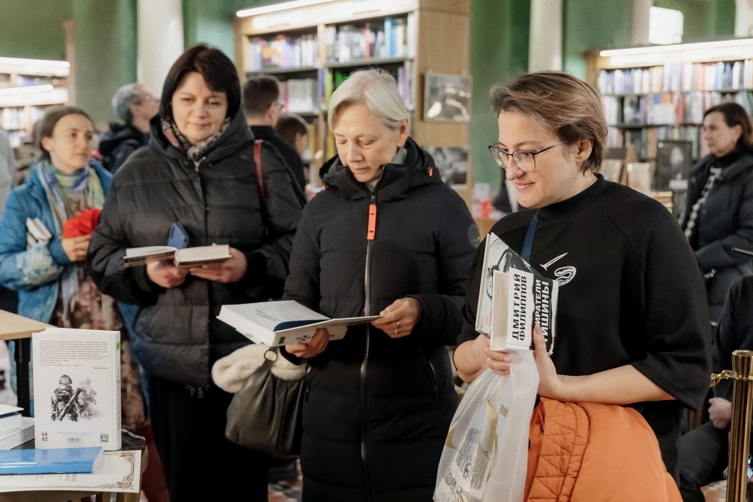 Фоторепортаж с презентации книги «ПоэZия русской зимы» в Доме книги. Репортажный фотограф Москва Сергей Мирошников