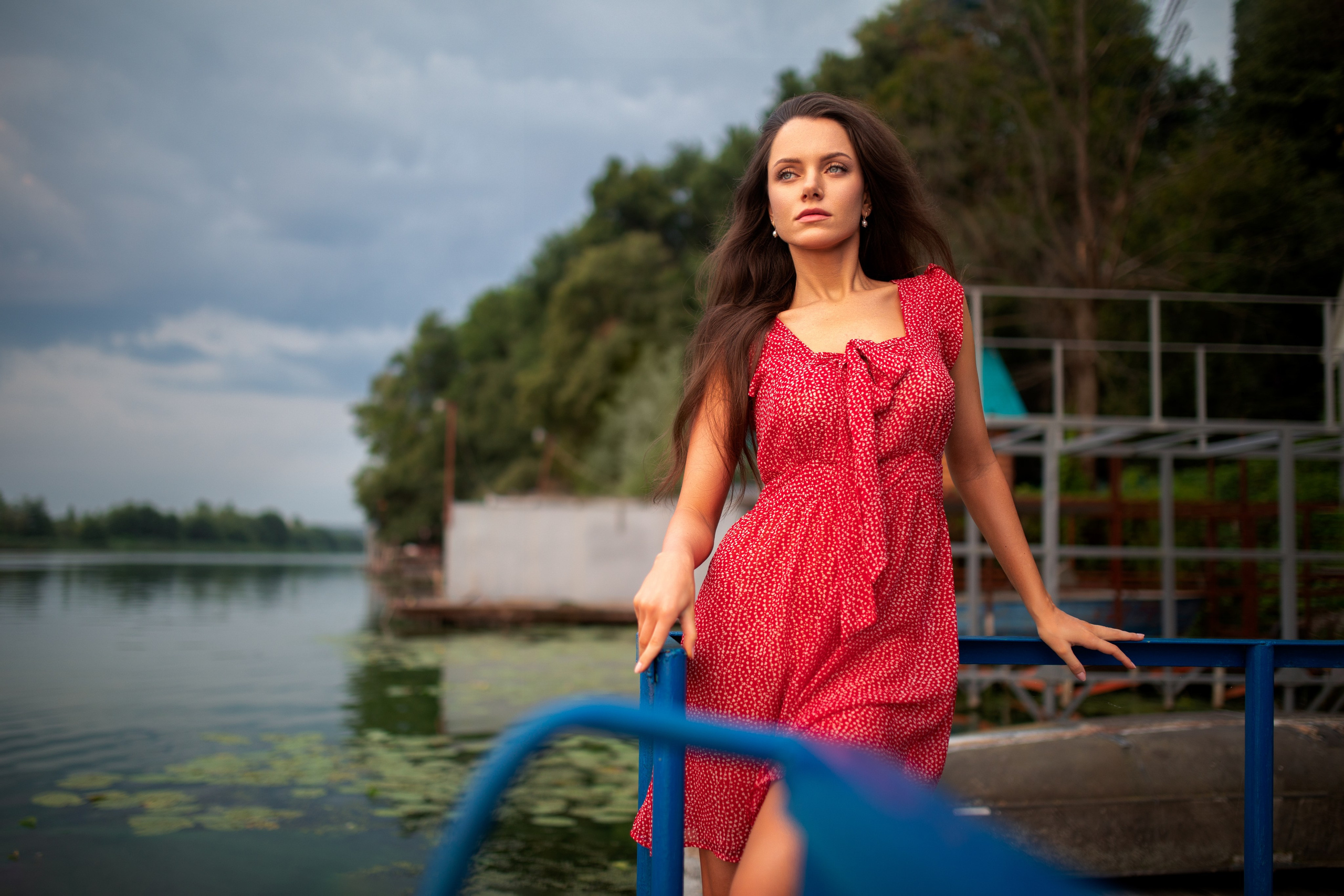 Съемка с Екатериной на рассвете на берегу реки