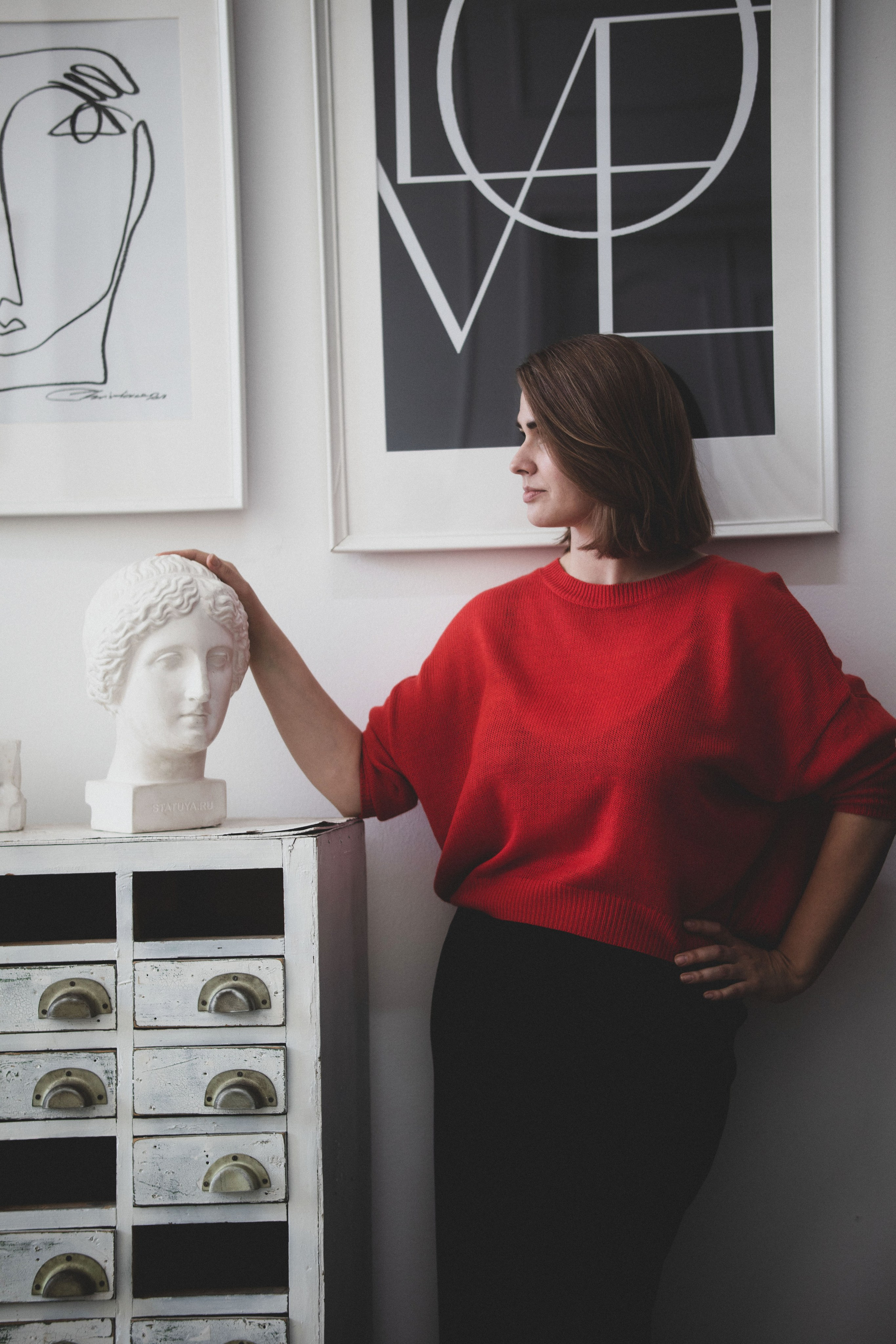 женщина в интерьере