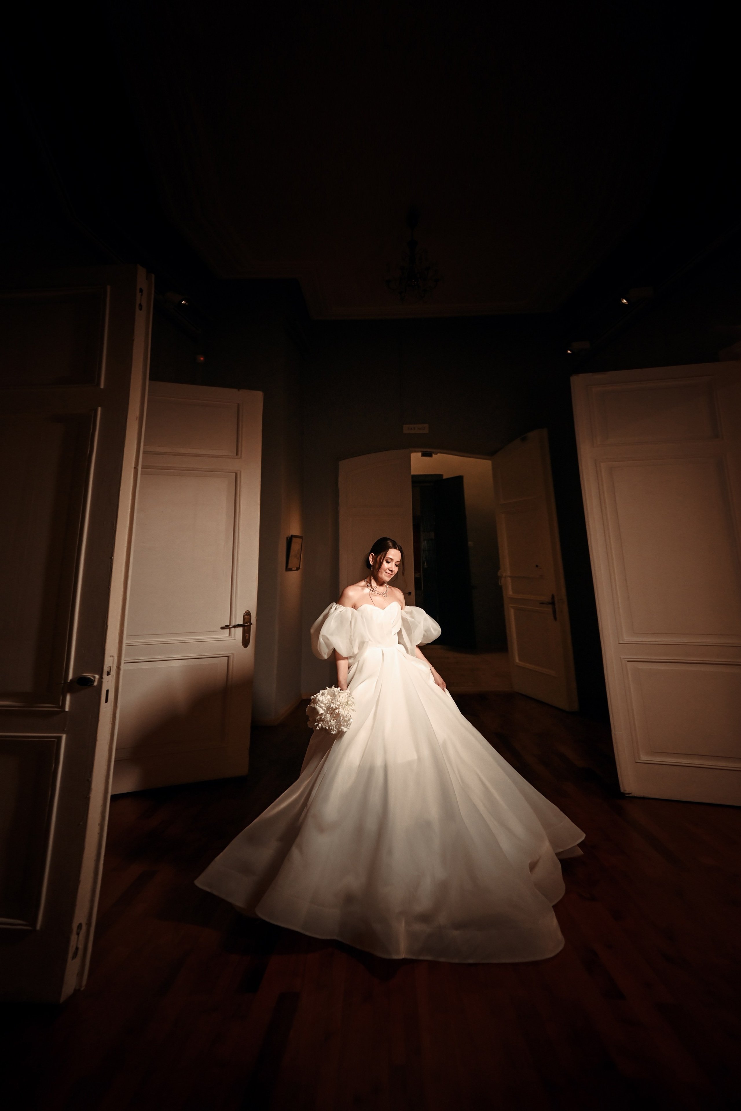 Небольшая свадебная серия в музее и прогулкой под дождем Эльмиры и Ризата. Свадебный, семейный, детский, контент фотограф в Омске Максим Ильин