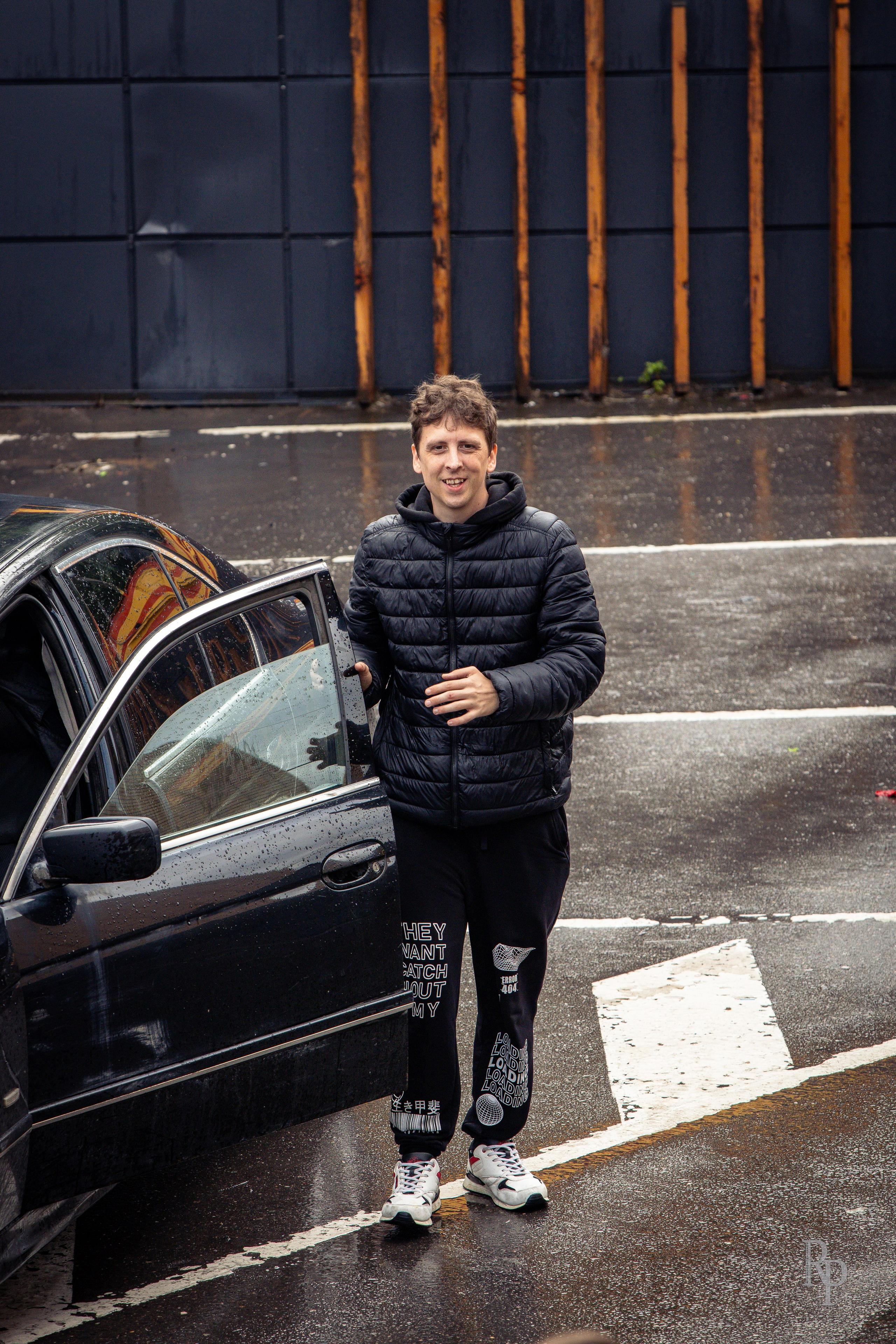 SHOWDOWN. Rusty Photographer