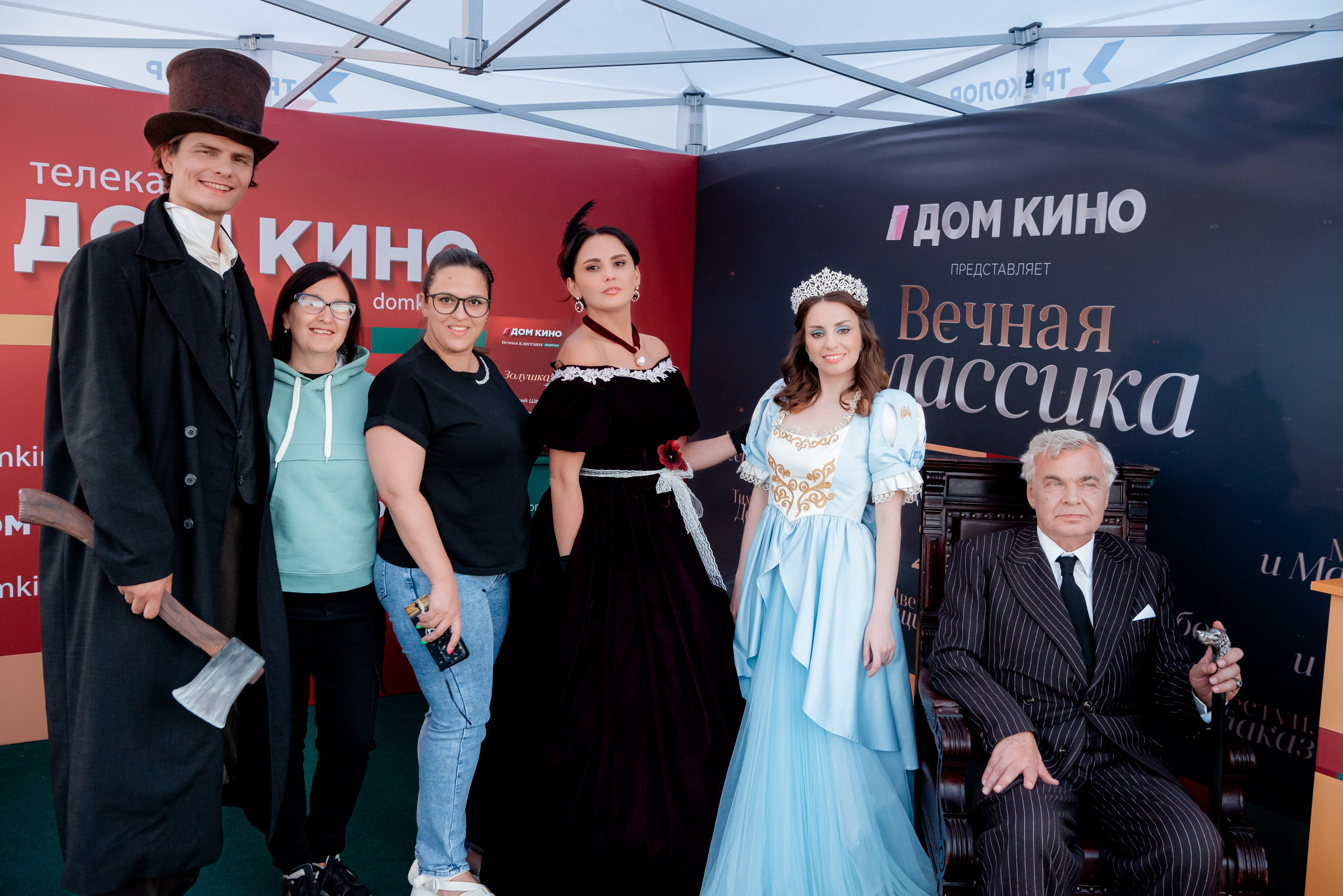 Портретные фото с артистами в палатке Триколор Дом Кинов на день города Волгоград. Фотограф в Волгограде и Волжском Александр Горбань