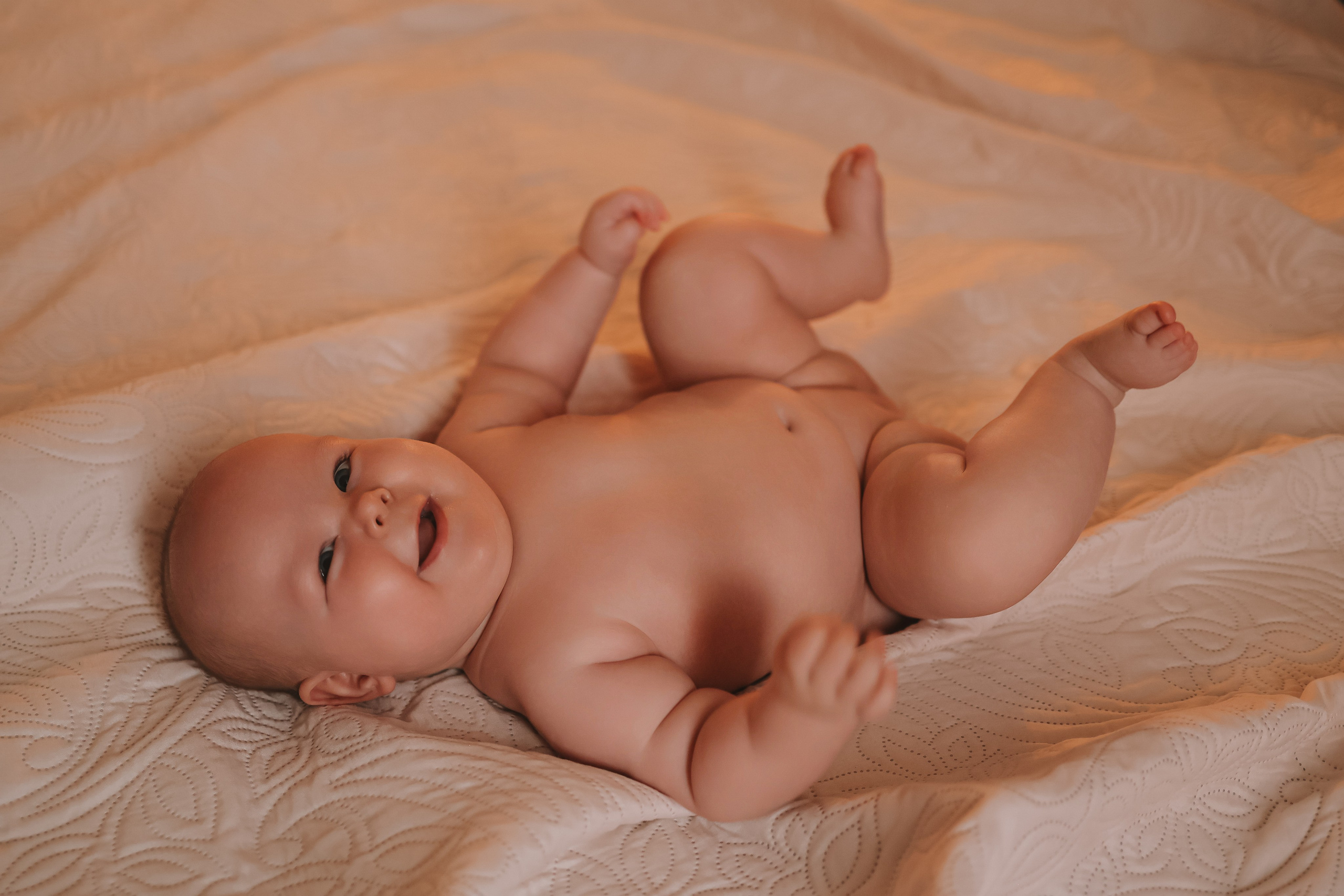 Кормление. Семейный фотограф Тюмень, фотограф на роды Салмина Мария