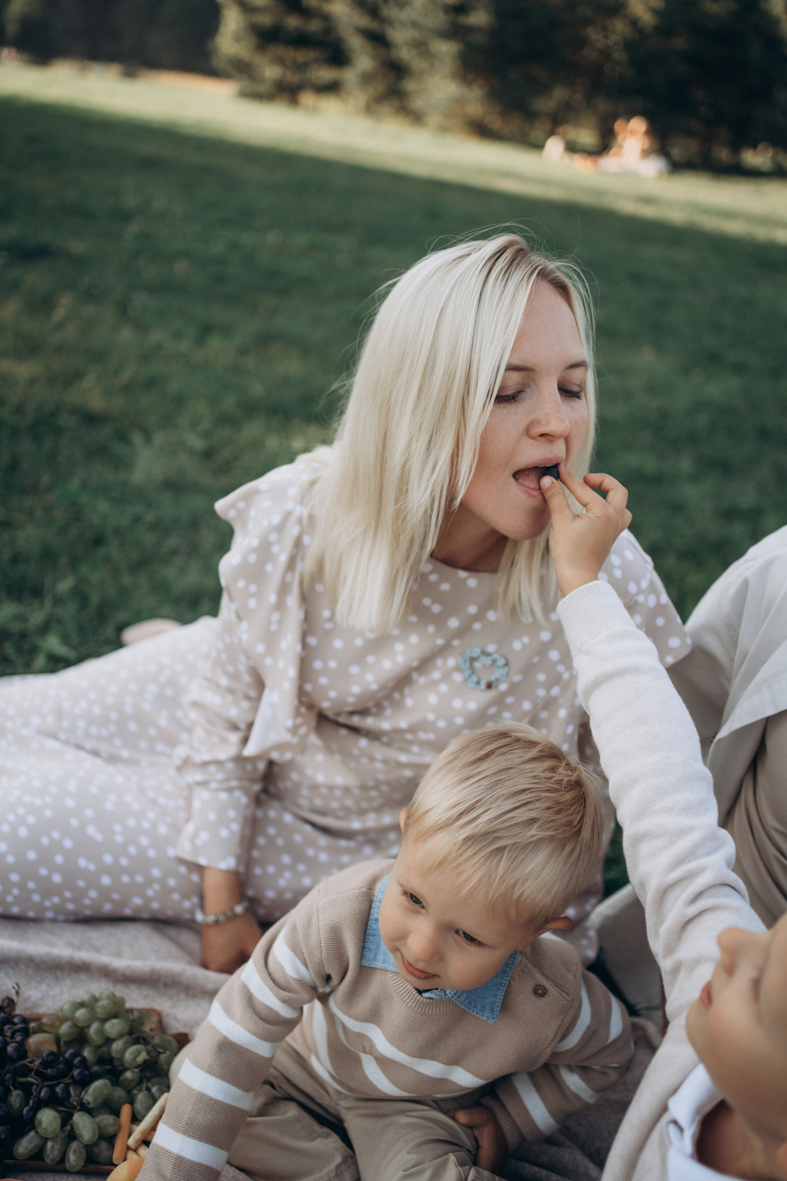 Прогулка в парке. Фотограф новорожденных и малышей до года в Москве Анастасия Соколова