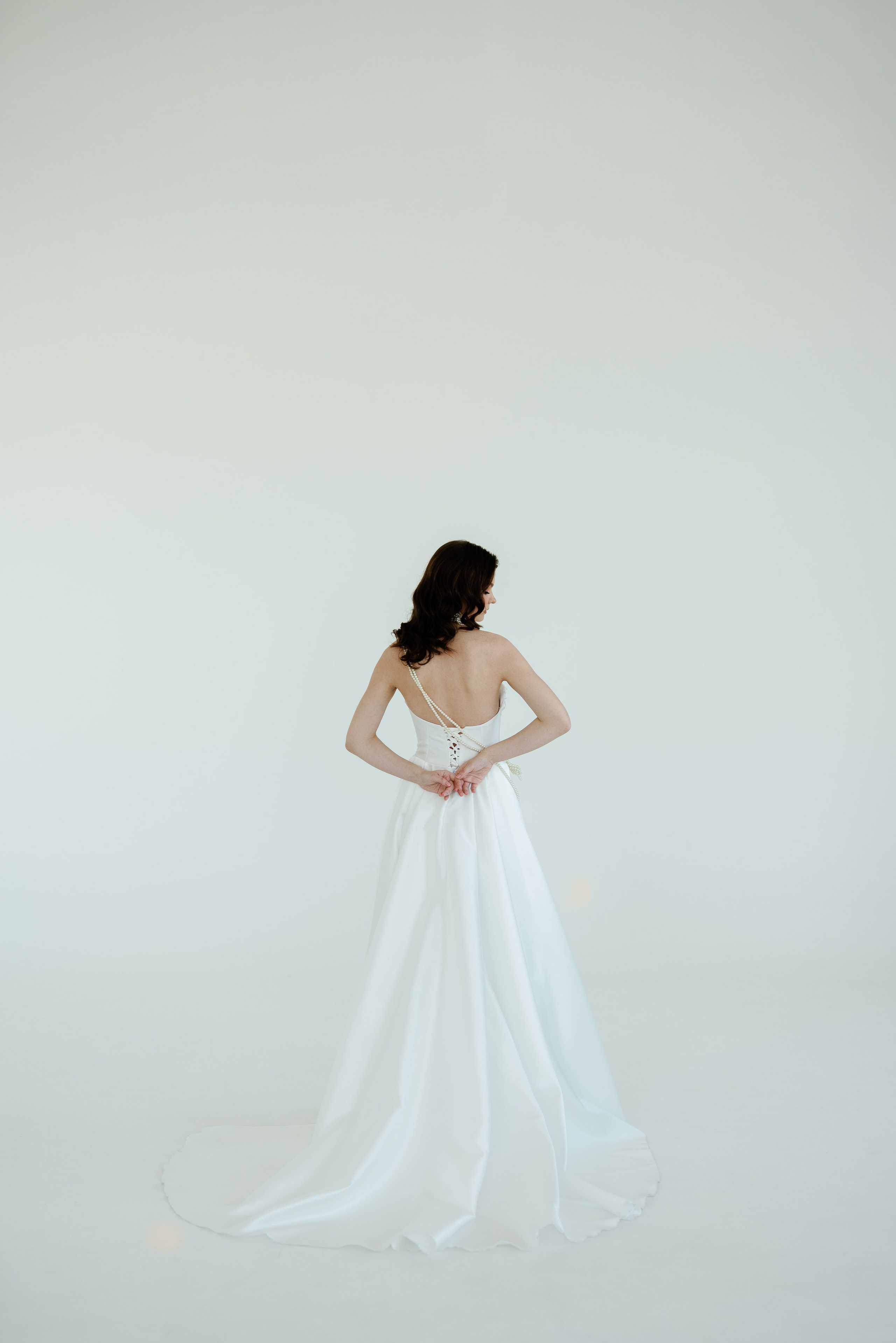 Фотосъёмка свадебных платьев в студии для контента. Портреты студия Москва. Модельные тесты. Lovestory студия в Москве. Женсий фотограф