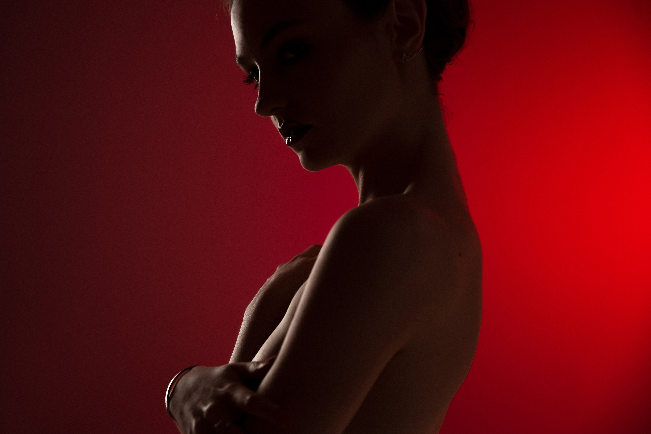 Алые краски украшают ее совершенство формами страсти.