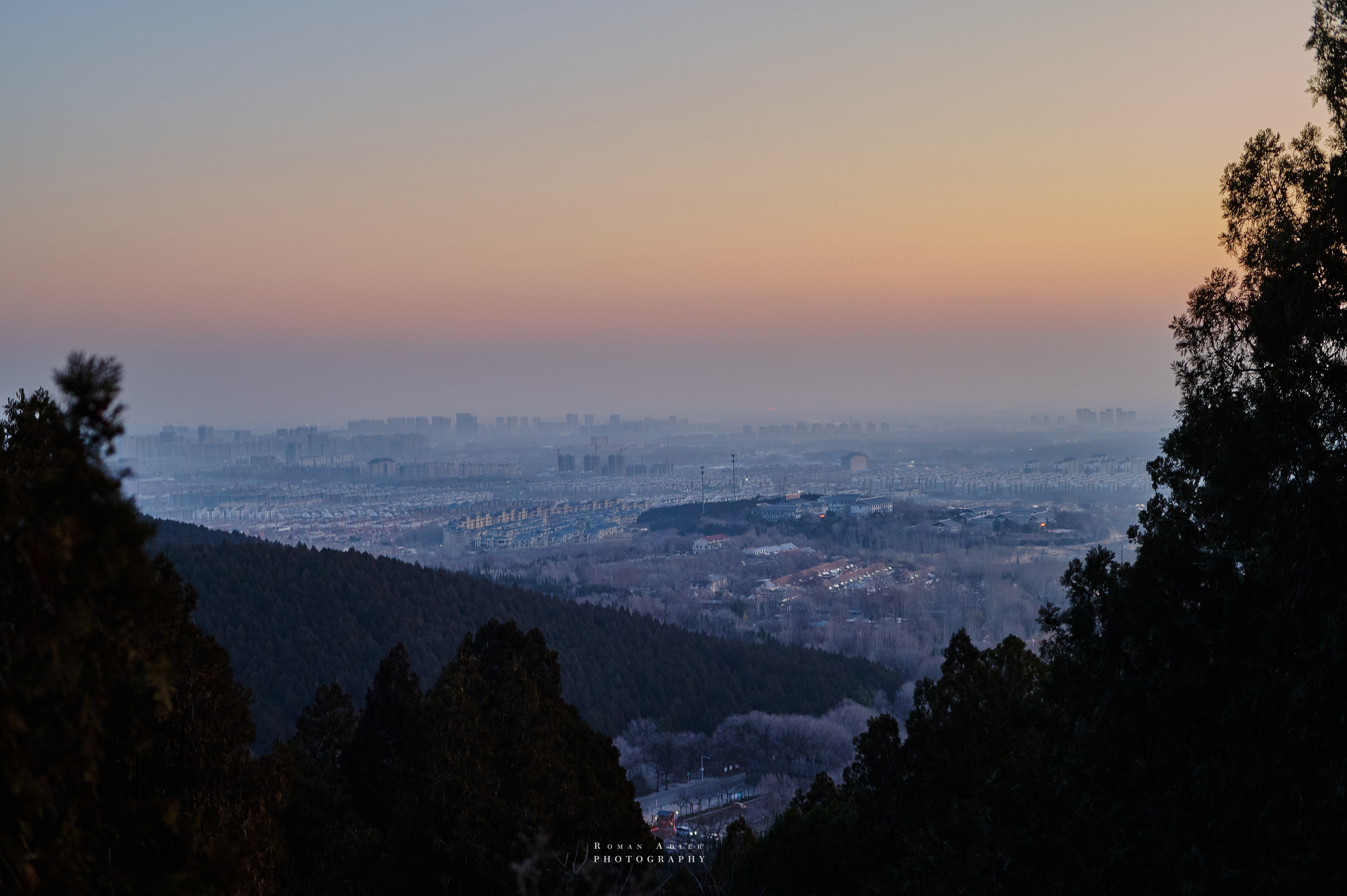 Рассвет на храмовой горе Юнмень. Цинчжоу. Фотограф Роман Адлер