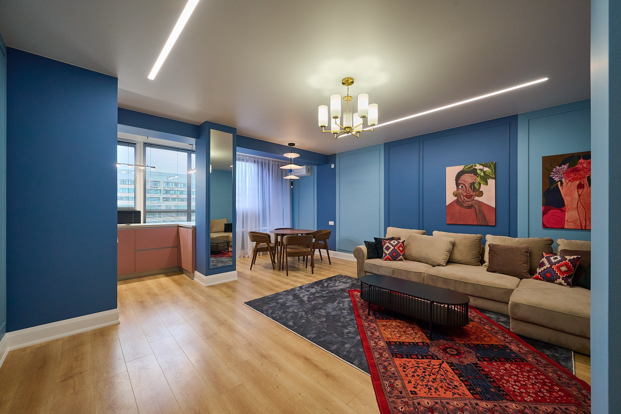 гостиная голубые обои красный ковер красивые картины светлый ламинат и светлый диван