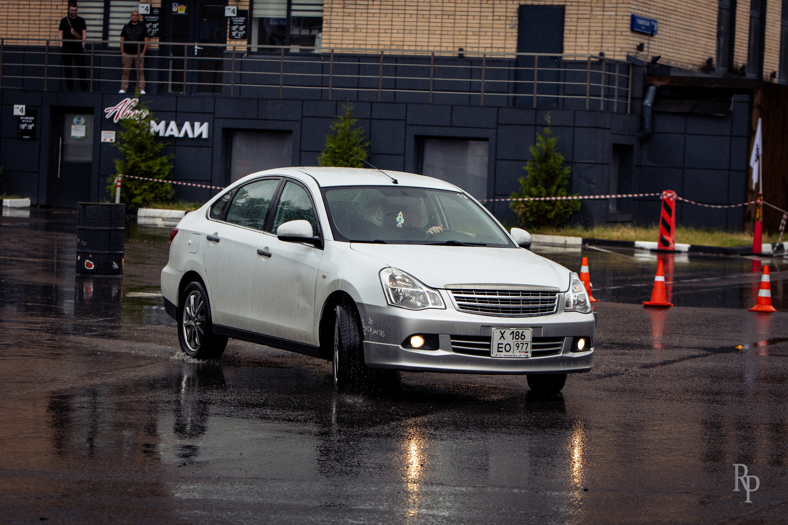 SHOWDOWN. Rusty Photographer