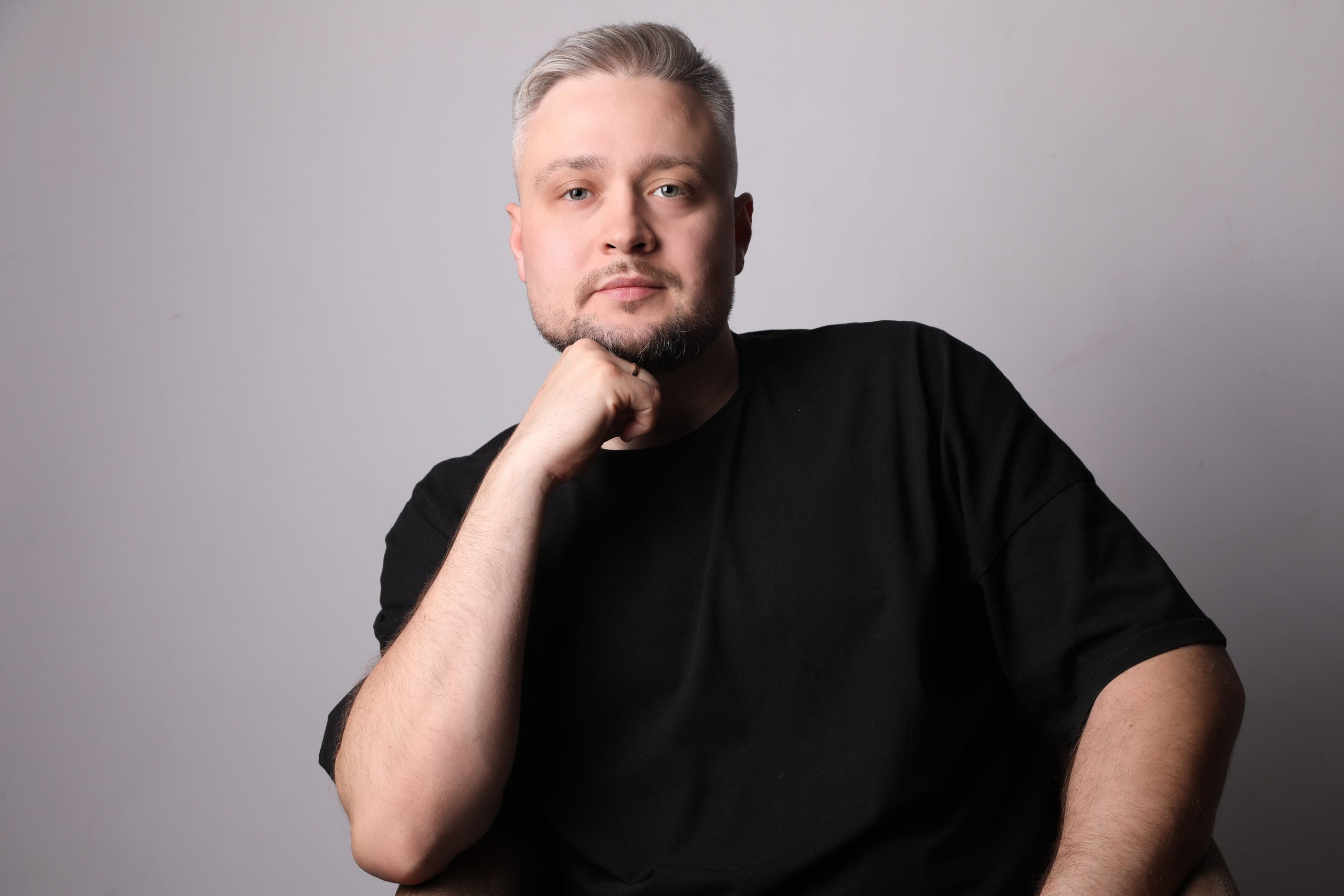 Профессиональная мужская фотосессия в Fotogen: Ваша история в кадре. Интерьерная фотостудия FOTOGEN г. Краснодар