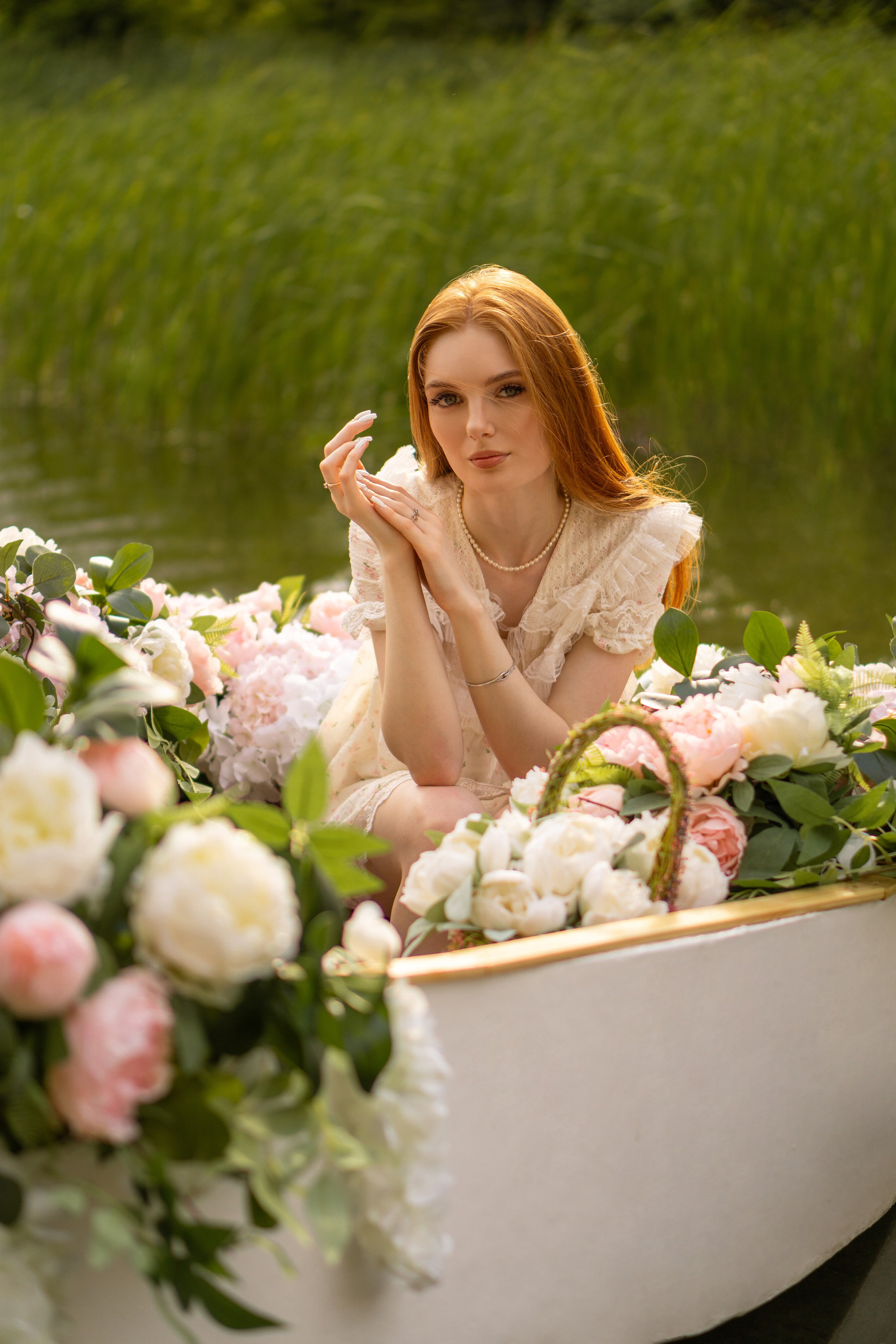 Фотосессия в лодке с цветами. Сафронова Елена Тольятти. Портретный и репортажный фотограф в Тольятти | Елена Сафронова