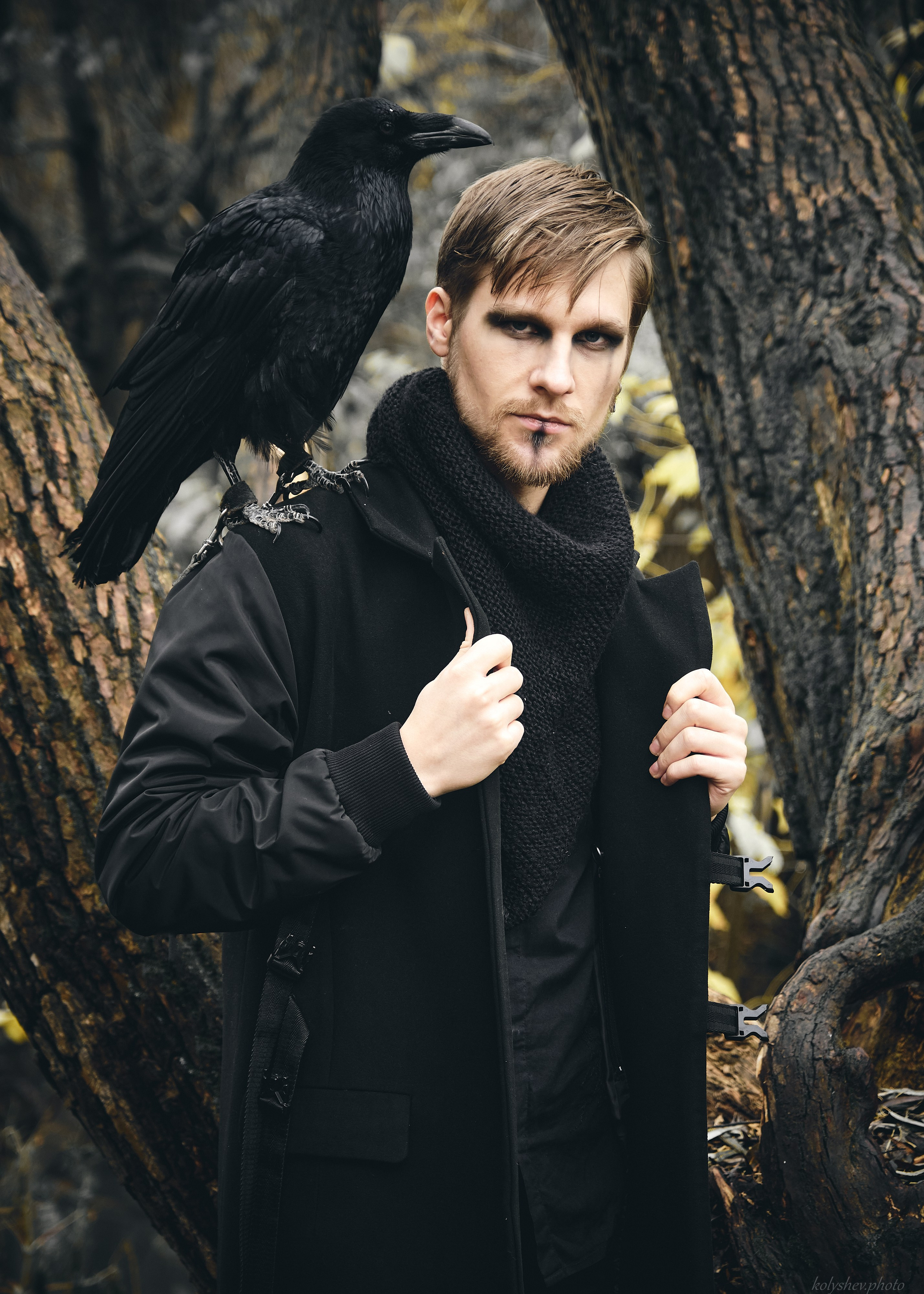 Фотосессия с вороном в парке. Портретный фотограф на новый год в Москве Виктория Колышева