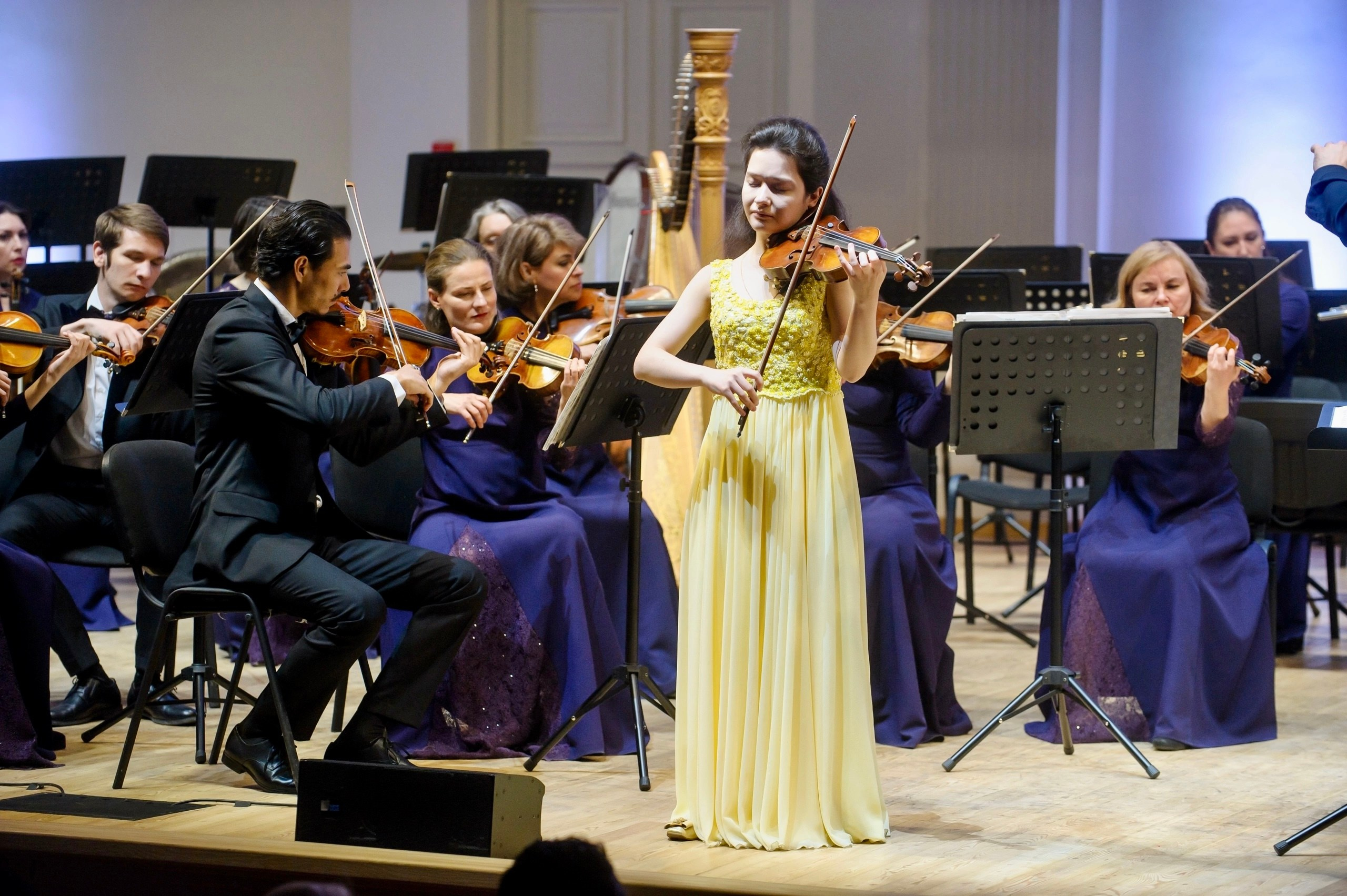 На сцене. Скрипачка Анна Савкина