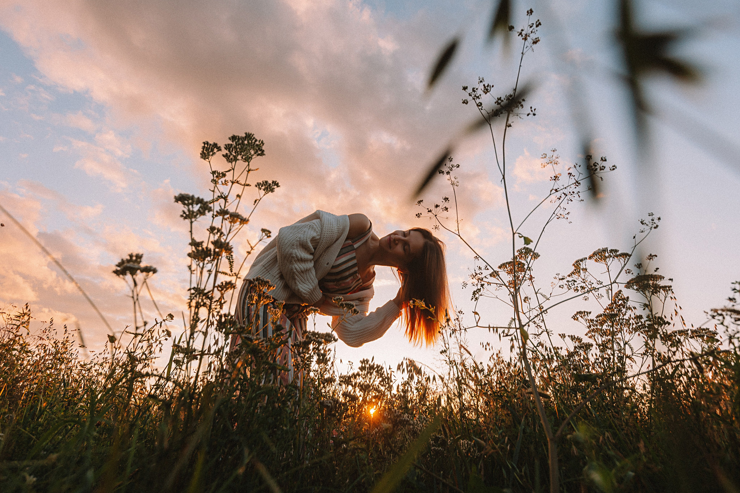 Поле love story на закате. Семейный фотограф Тюмень, фотограф на роды Салмина Мария