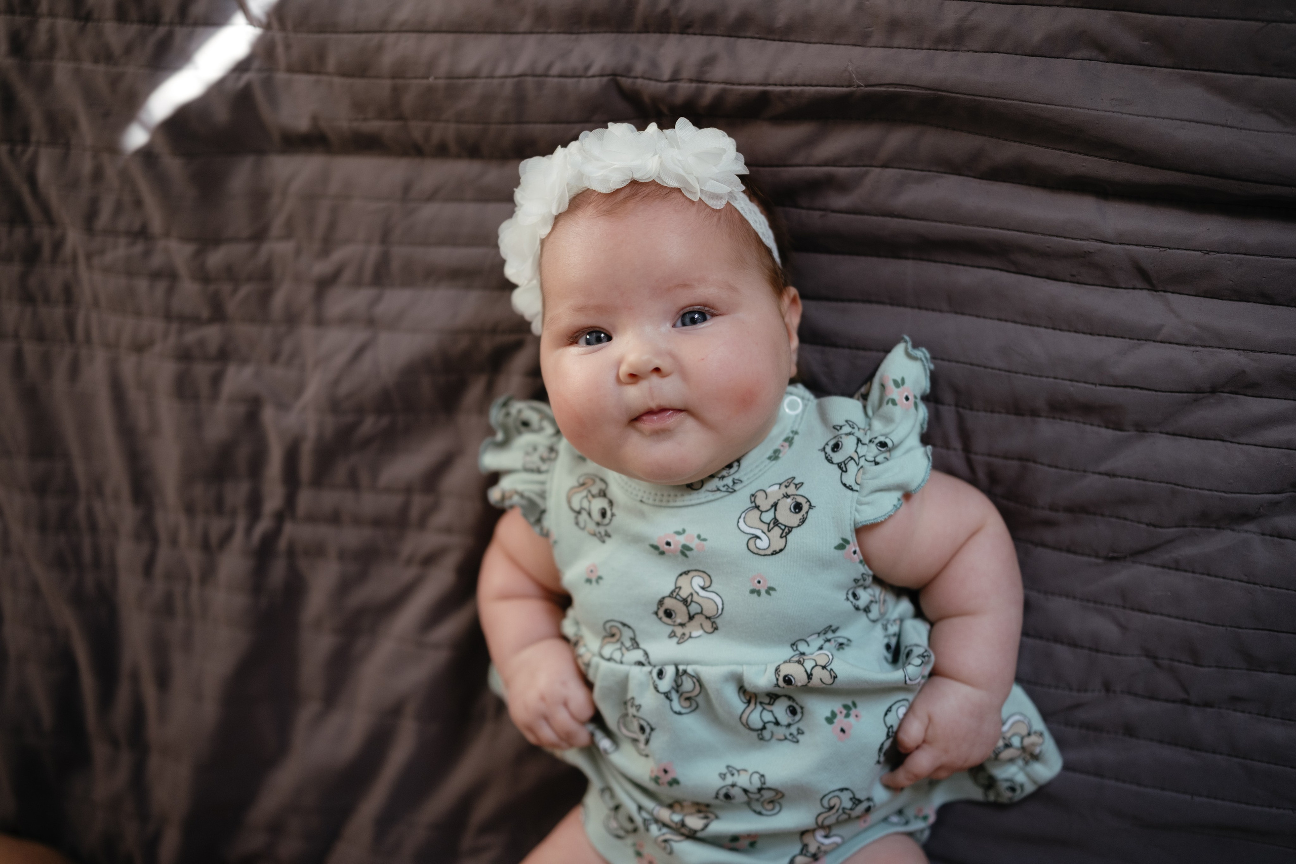 Алиса дома с мамой, братом и котом. Семейный детский ньюборн фотограф в Москве Марта Петрова