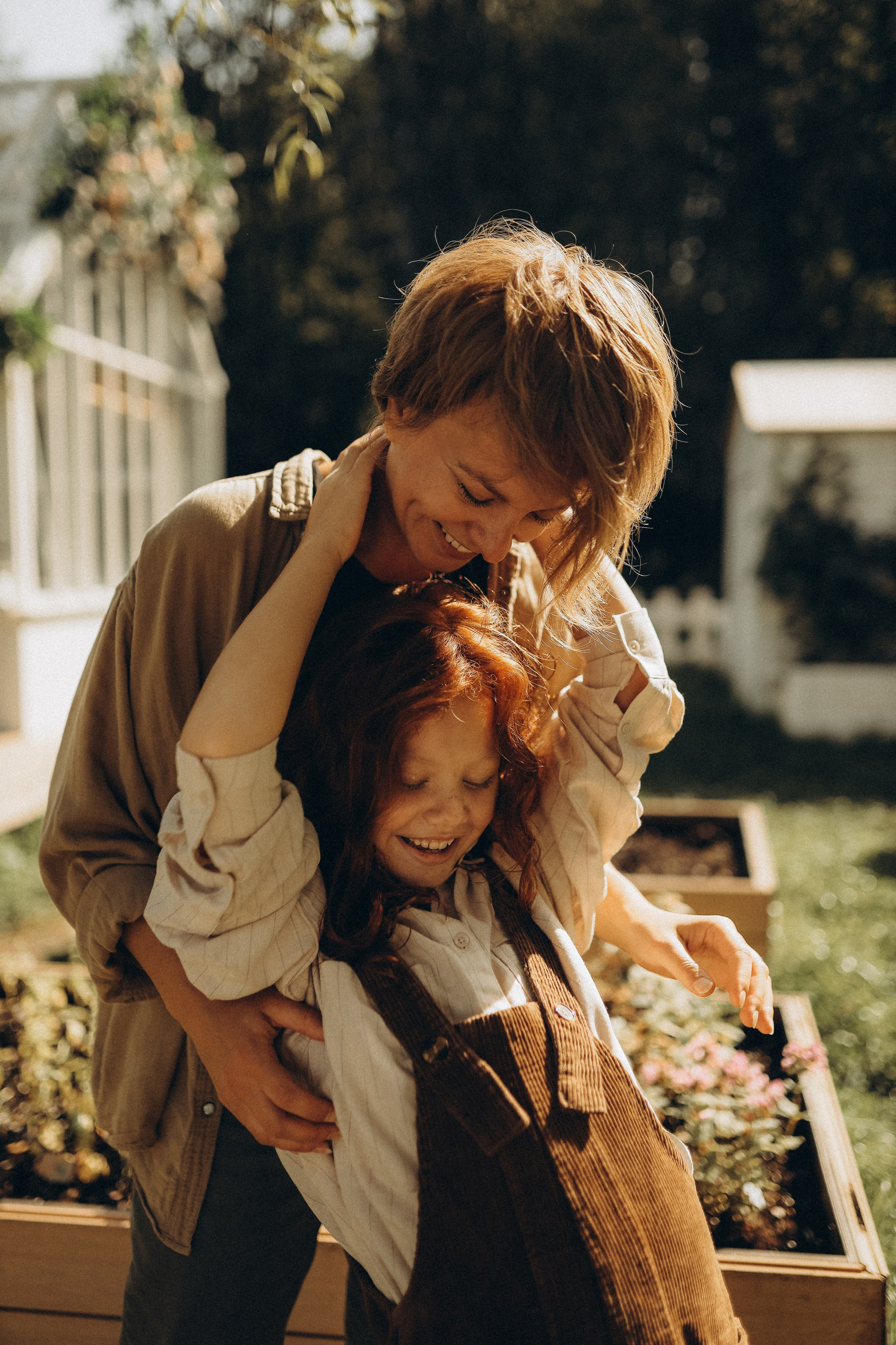 Дина и Миа в огороде. Семейный и детский фотограф в Москве Анастасия Меликова