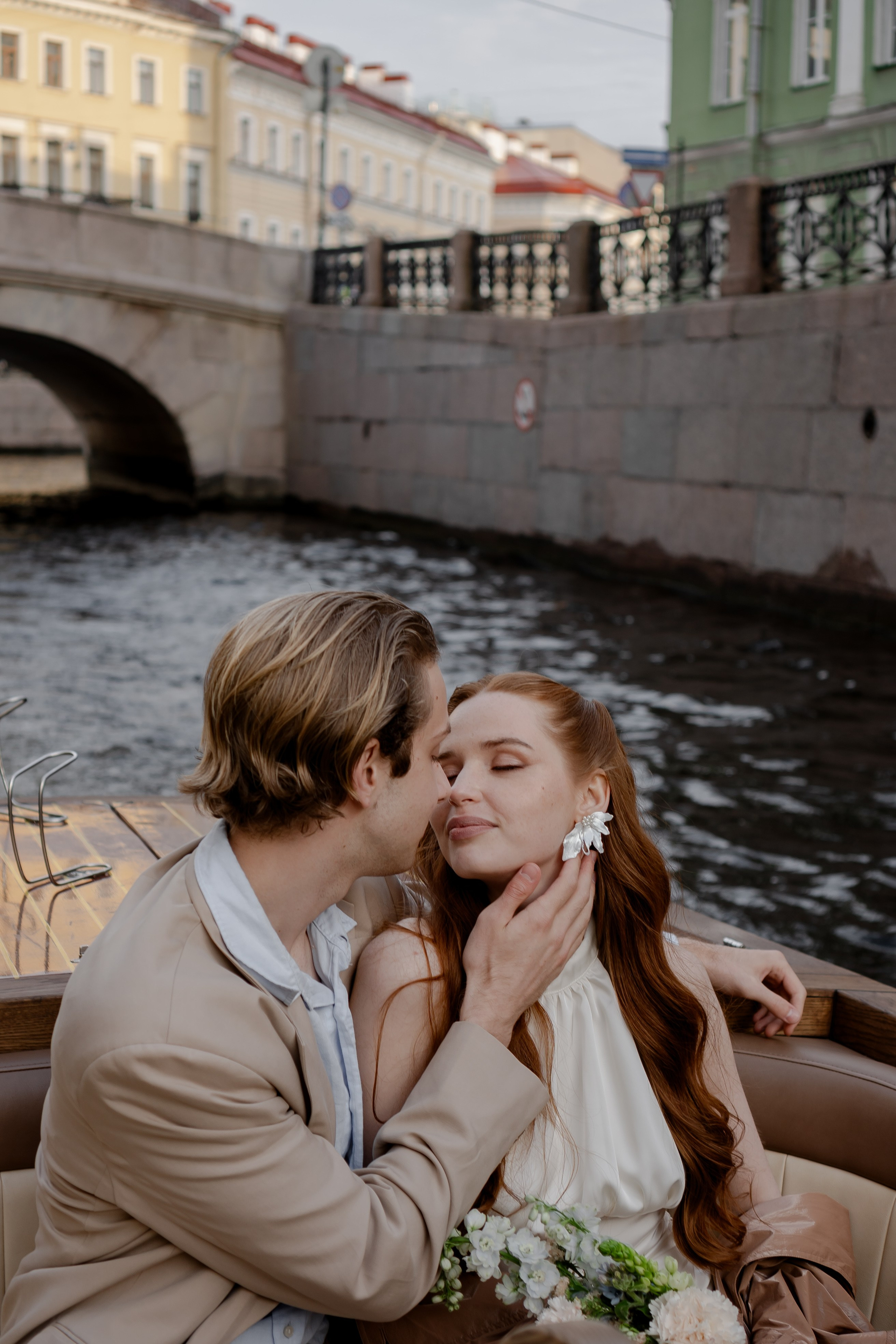 СВАДЕНБНАЯ СЬЕМКА НА КАТЕРЕ ПО КАНАЛАМ САНКТ-ПЕТЕРБУРГА И В АКВАТОРИИ НЕВЫ. Профессиональный фотограф, Санкт-Петербург — Виктория Богомолова