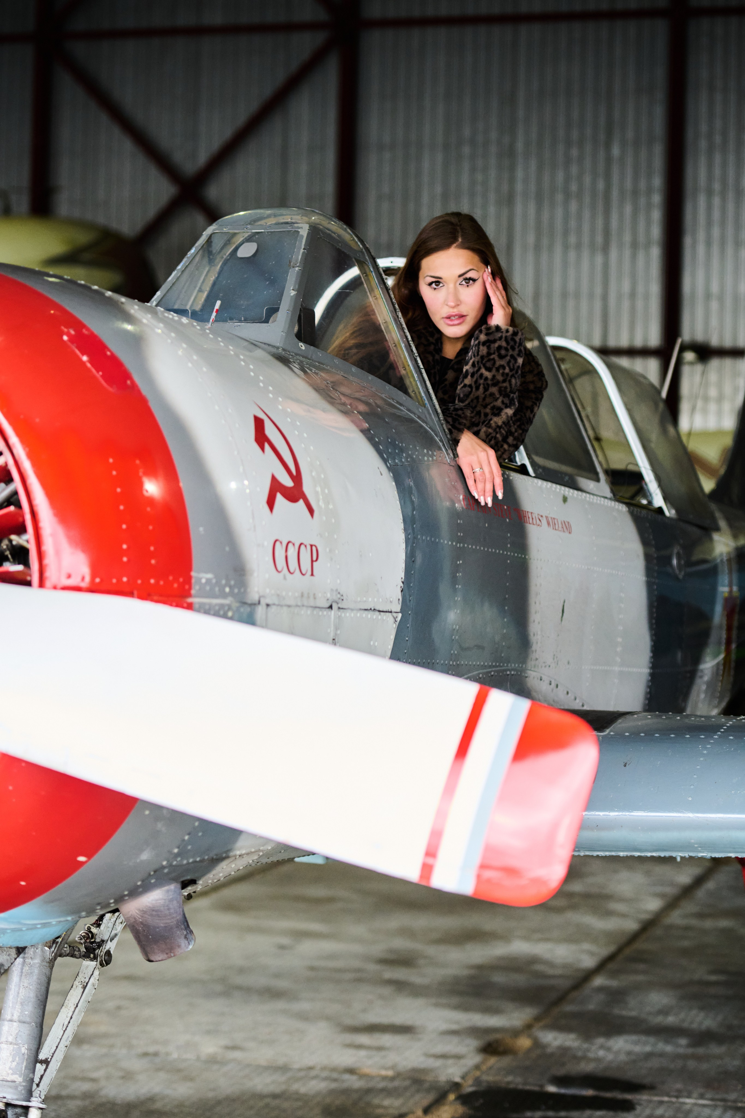 Фотосессия моделей в шубах на аэродроме. Репортажный и семейный фотограф — Шелихов Сергей