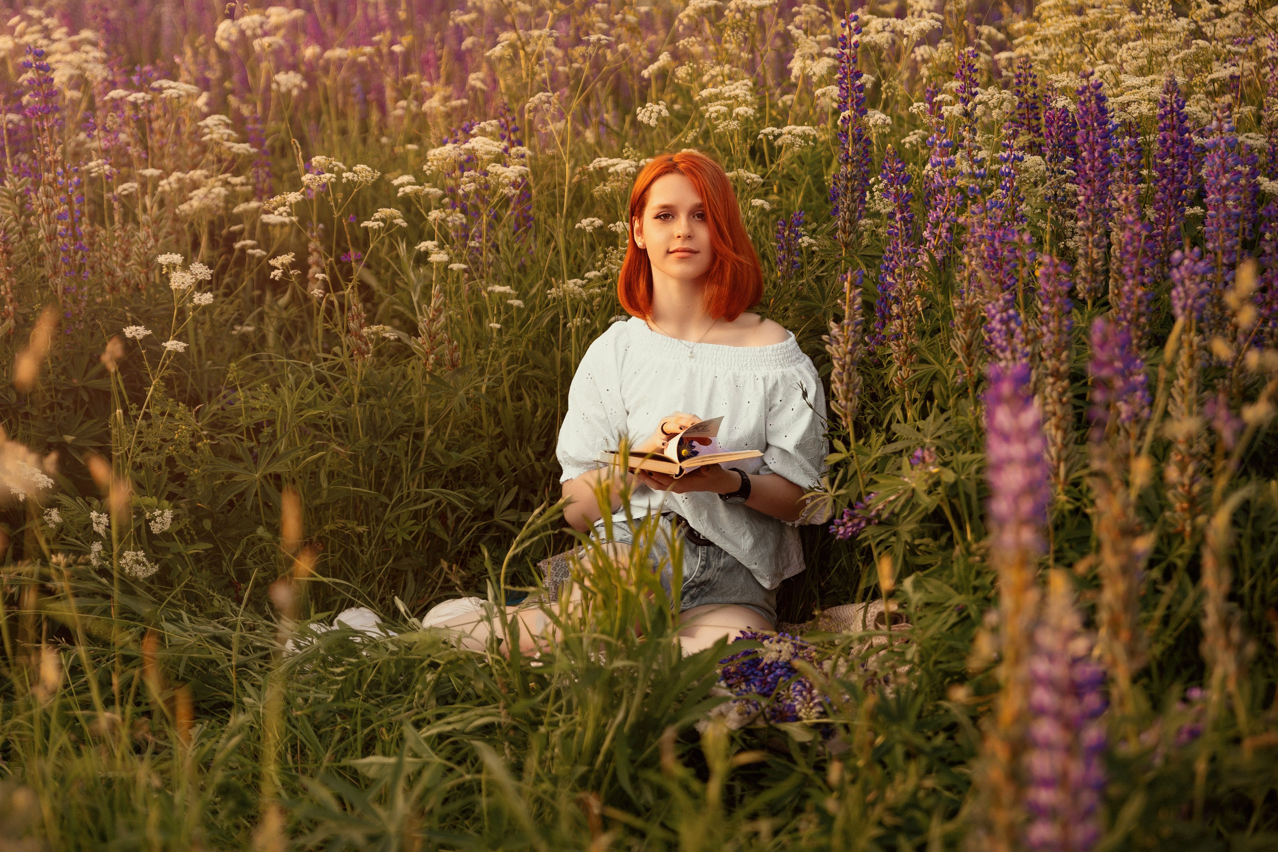 Красивая история для подростка на закате в поле люпинов. Трубинова Екатерина | Семейный фотограф | Москва