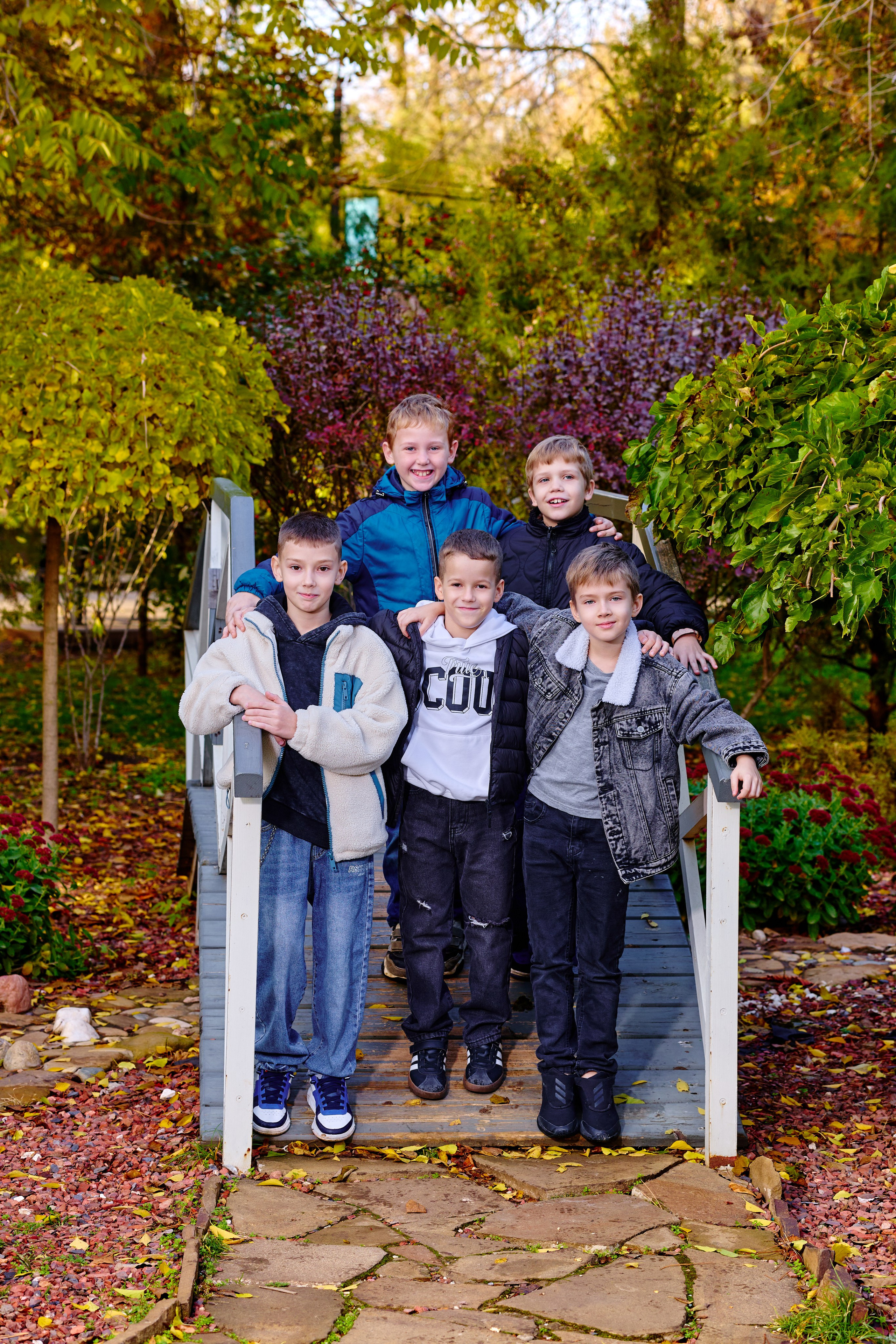 Прогулка в парке классом. Фотограф Выпускные альбомы Таганрог Сергей Коробченко