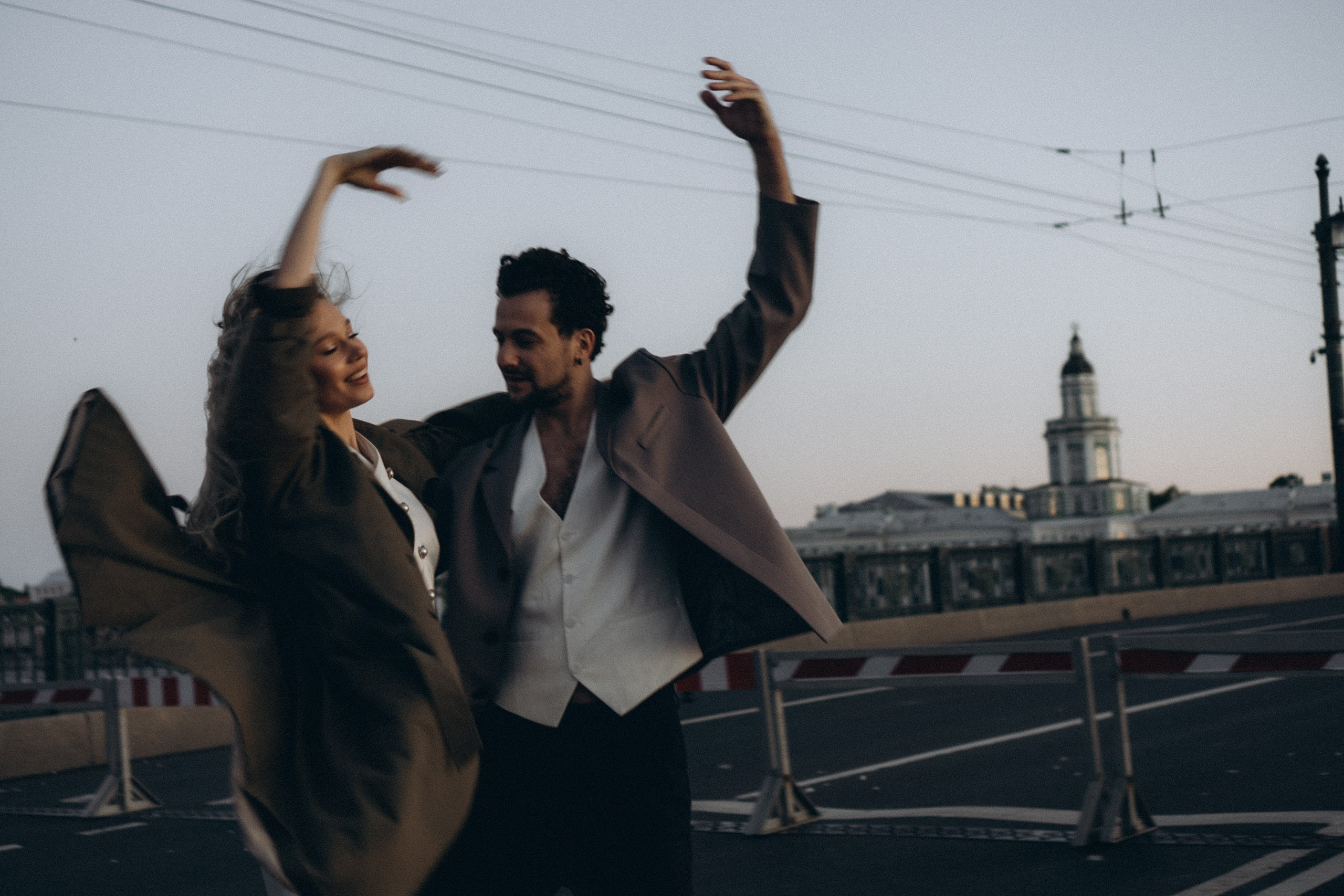 СВАДЕБНАЯ СЬЕМКА ПАРЫ НА РАССВЕТЕ В БЕЛЫЕ НОЧИ И ПРОГУЛКА С РАЗВОДНЫМИ МОСТАМИ И ПИКНИК ВОЗЛЕ ИСАКИЕВСКОГО СОБОРА. Профессиональный фотограф, Санкт-Петербург — Виктория Богомолова