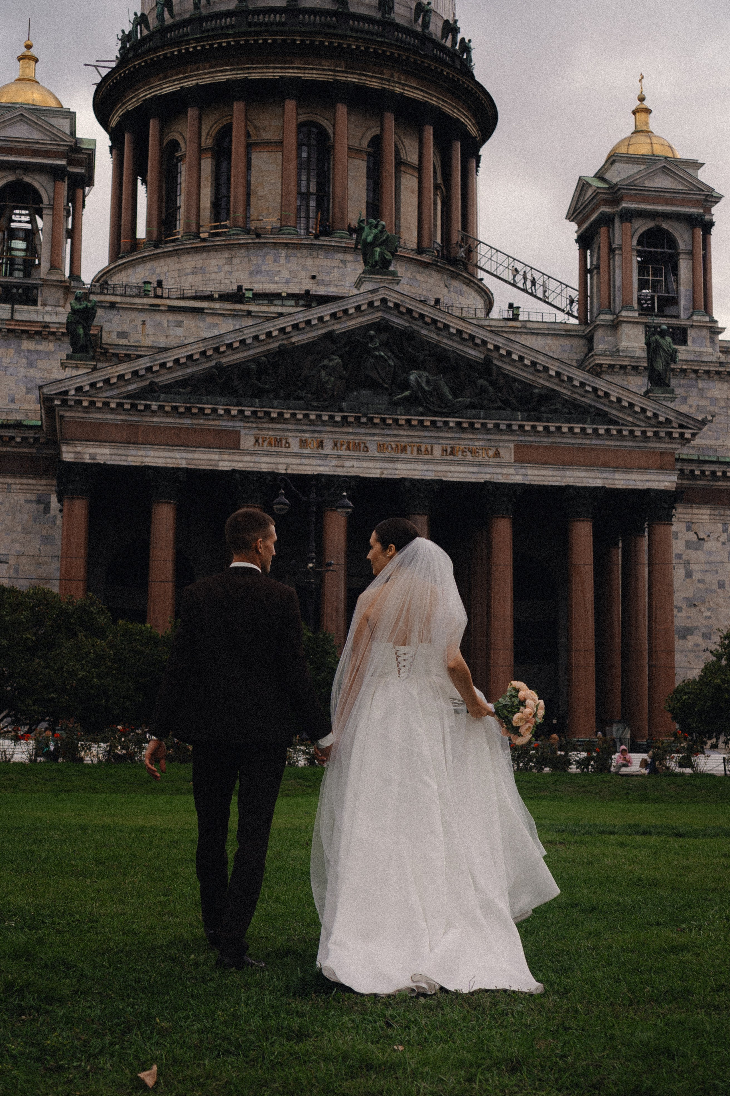СВАДЕБНАЯ ПРОГУЛКА В САНТК-ПЕТЕРБУРГЕ (ИСАКИЕВСКИЙ СОБОР, ЗИМНЯЯ КАНАВКА, ЭРМИТАЖ И БОЛЬШАЯ МОРСКАЯ УЛИЦА). Профессиональный фотограф, Санкт-Петербург — Виктория Богомолова