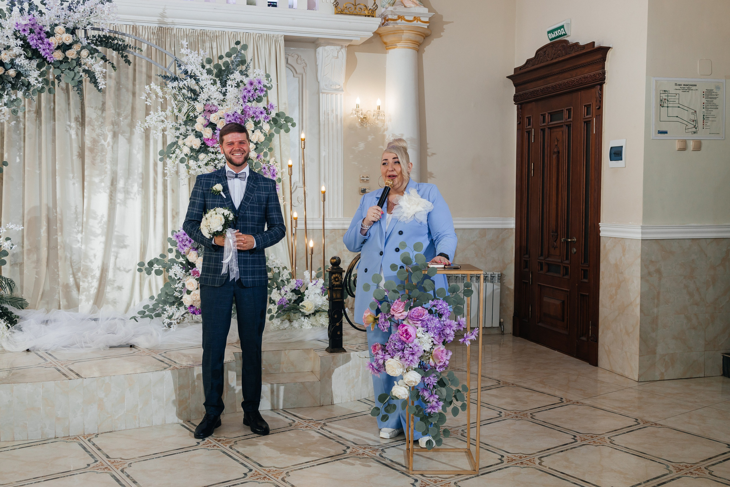 Трогательная выездная церемония в уютном ресторане. Олег Сверчков | Свадебный фотограф Вологда