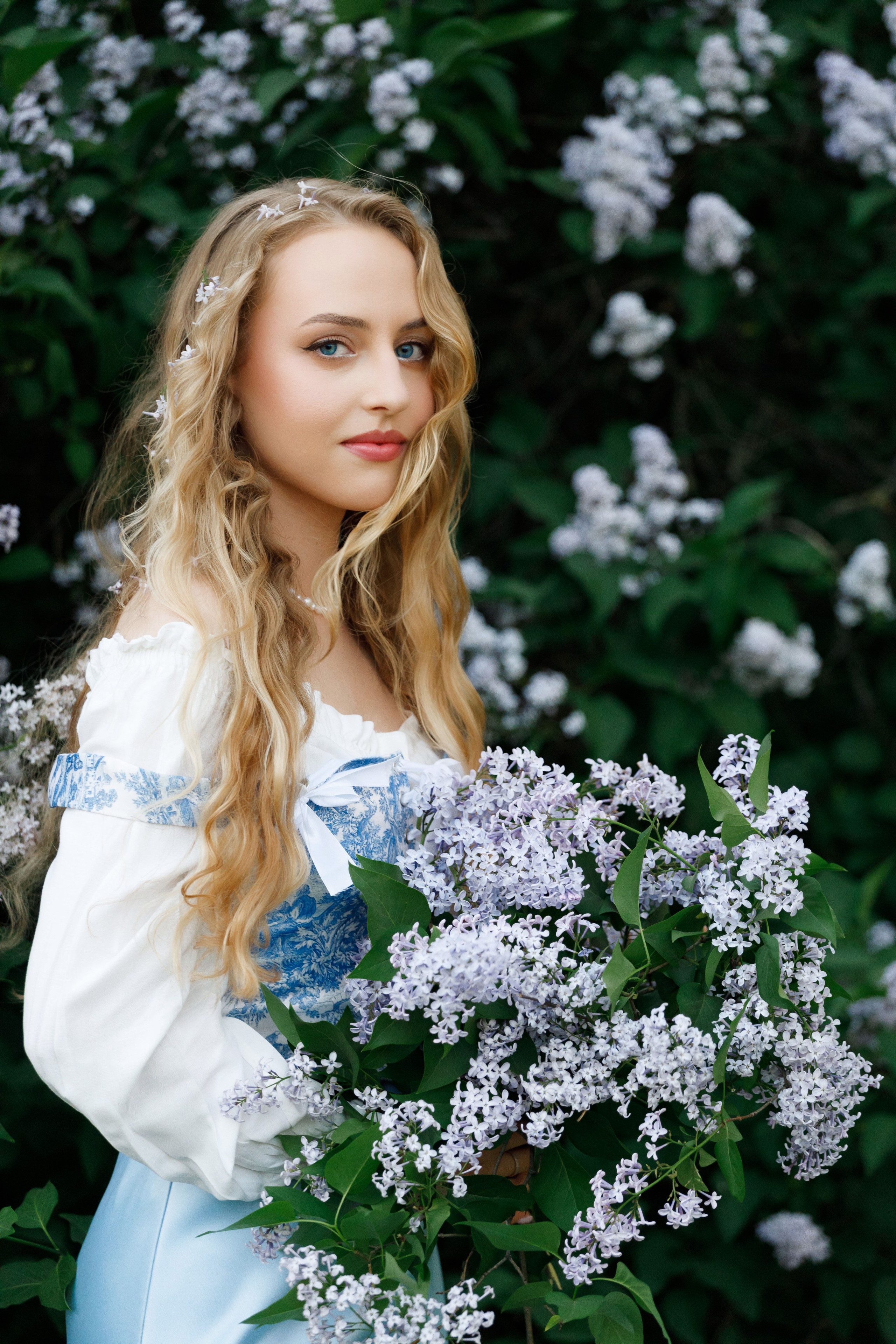 Фотосъемка в цветущей сирени. Модель Ангелина. Фотограф Яков Поспехов