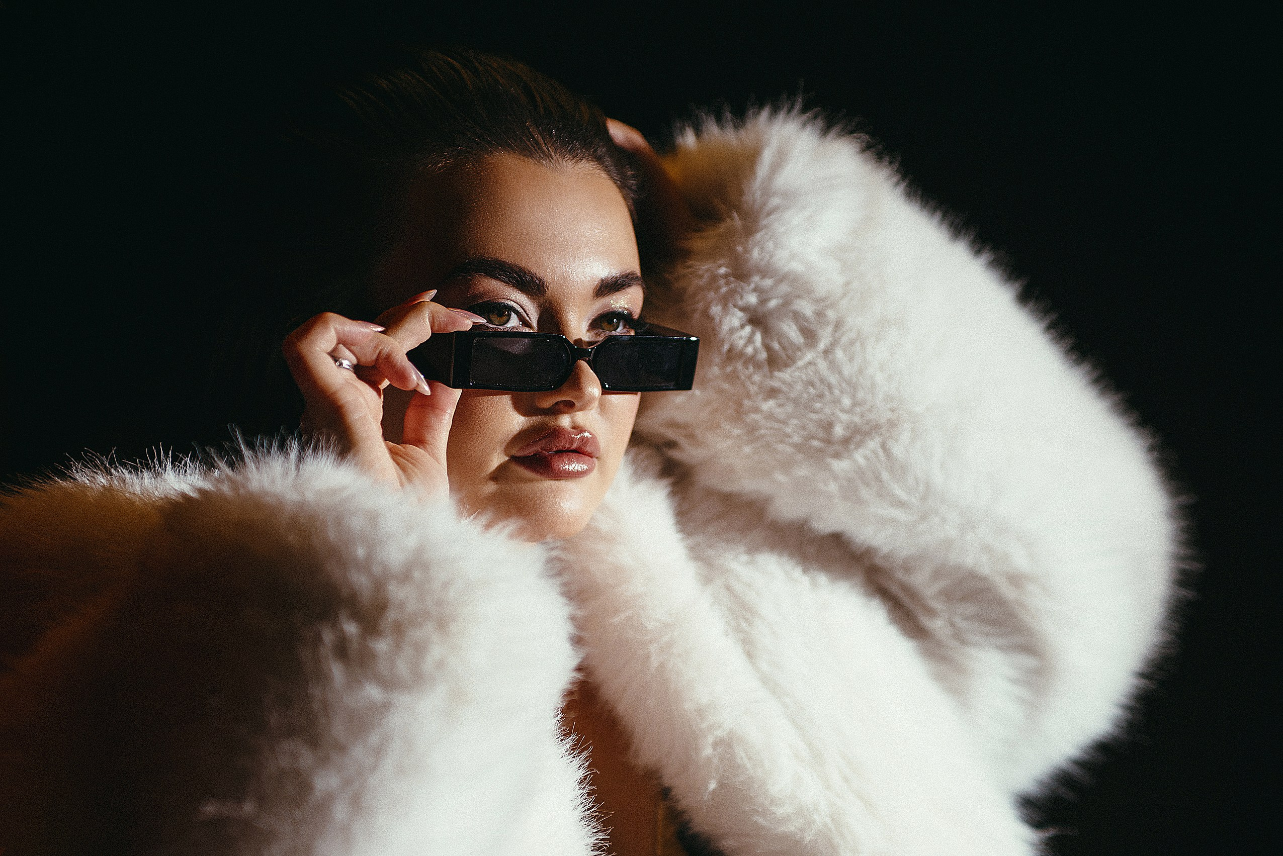 Фотосессия на красном фоне. Портретный фотограф Дарья Едапина Новосибирск. Фотограф Дарья Едапина Новосибирск